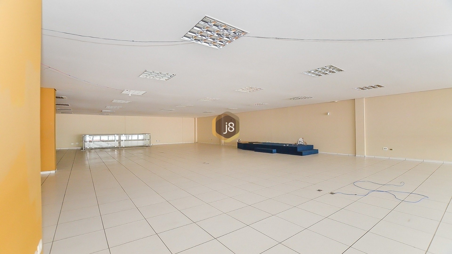 LOJA COM 580M²  NO CENTRO DE CURITIBA - J8