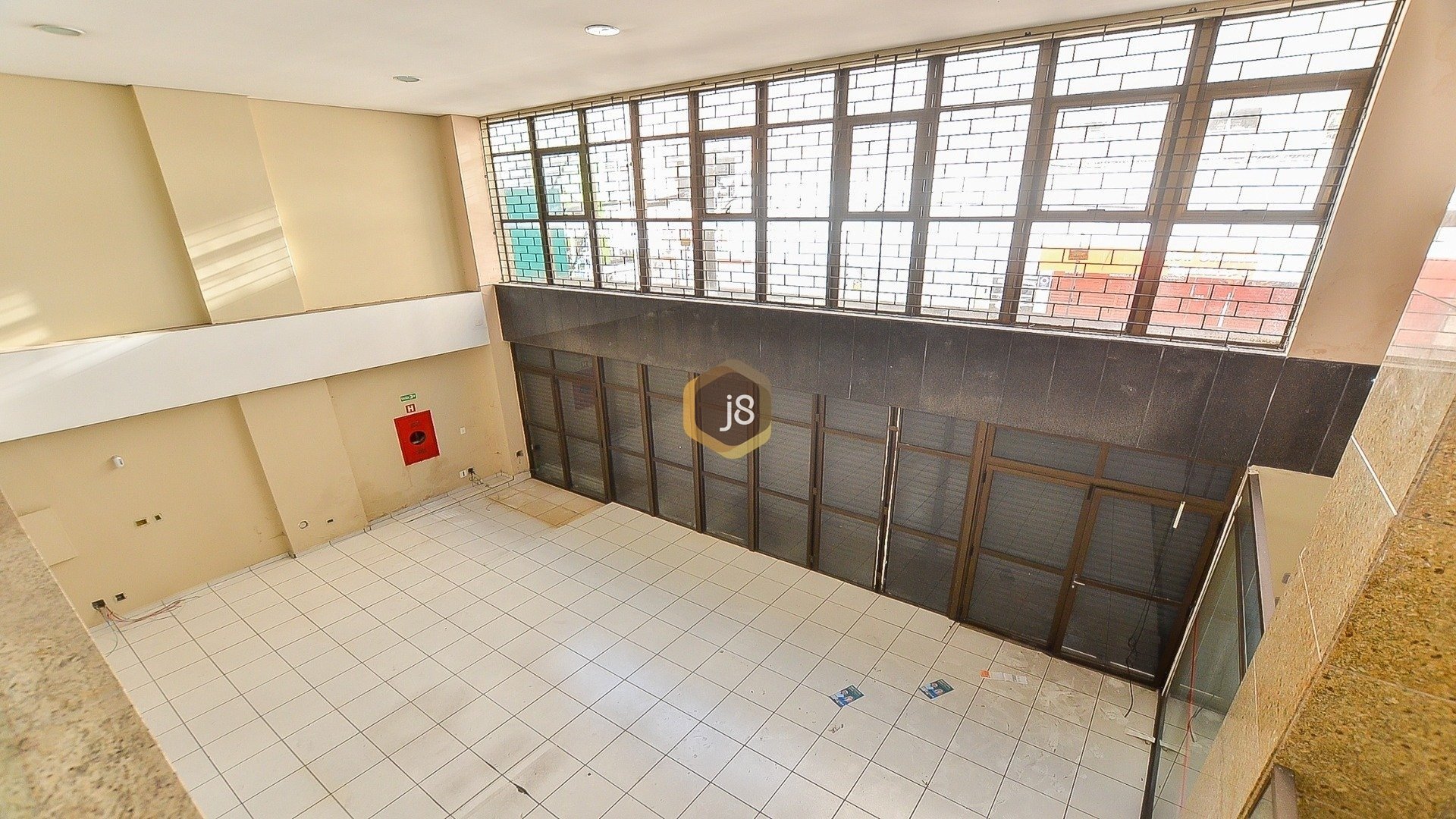 LOJA COM 580M²  NO CENTRO DE CURITIBA - J8