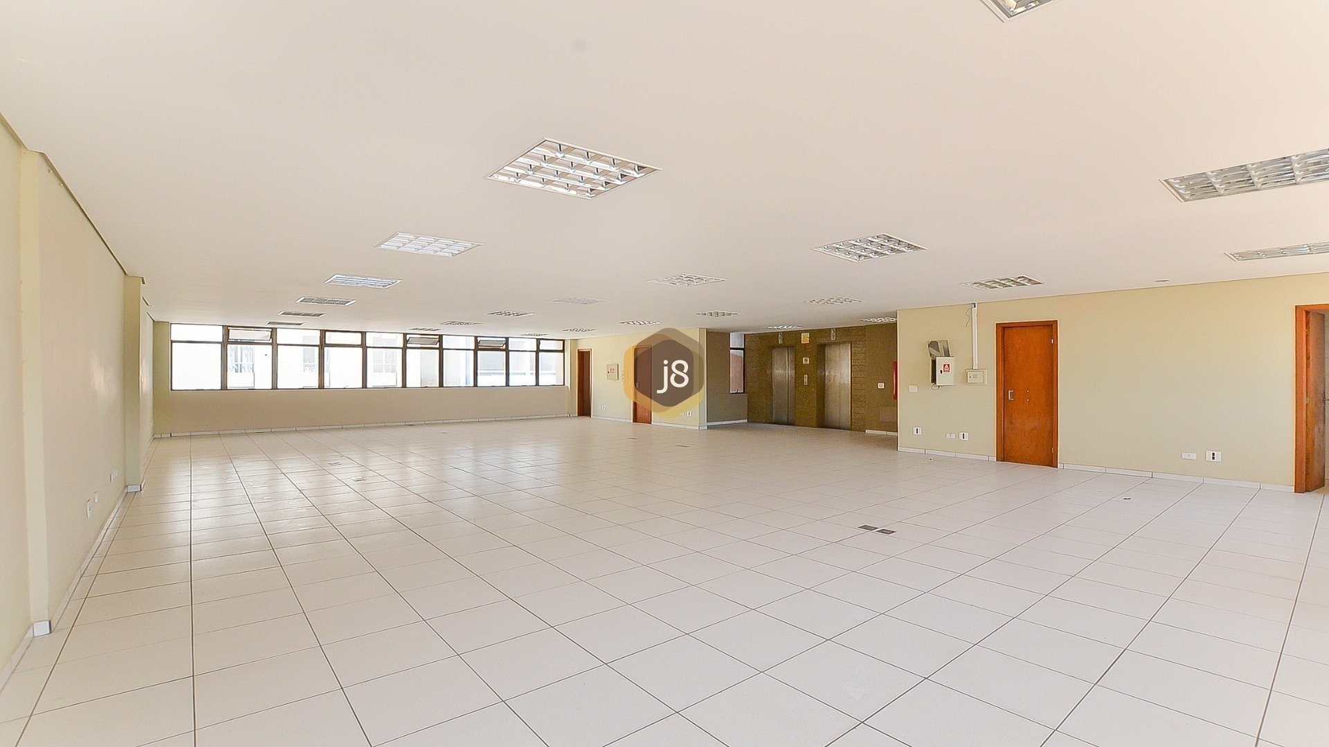 LOJA COM 580M²  NO CENTRO DE CURITIBA - J8
