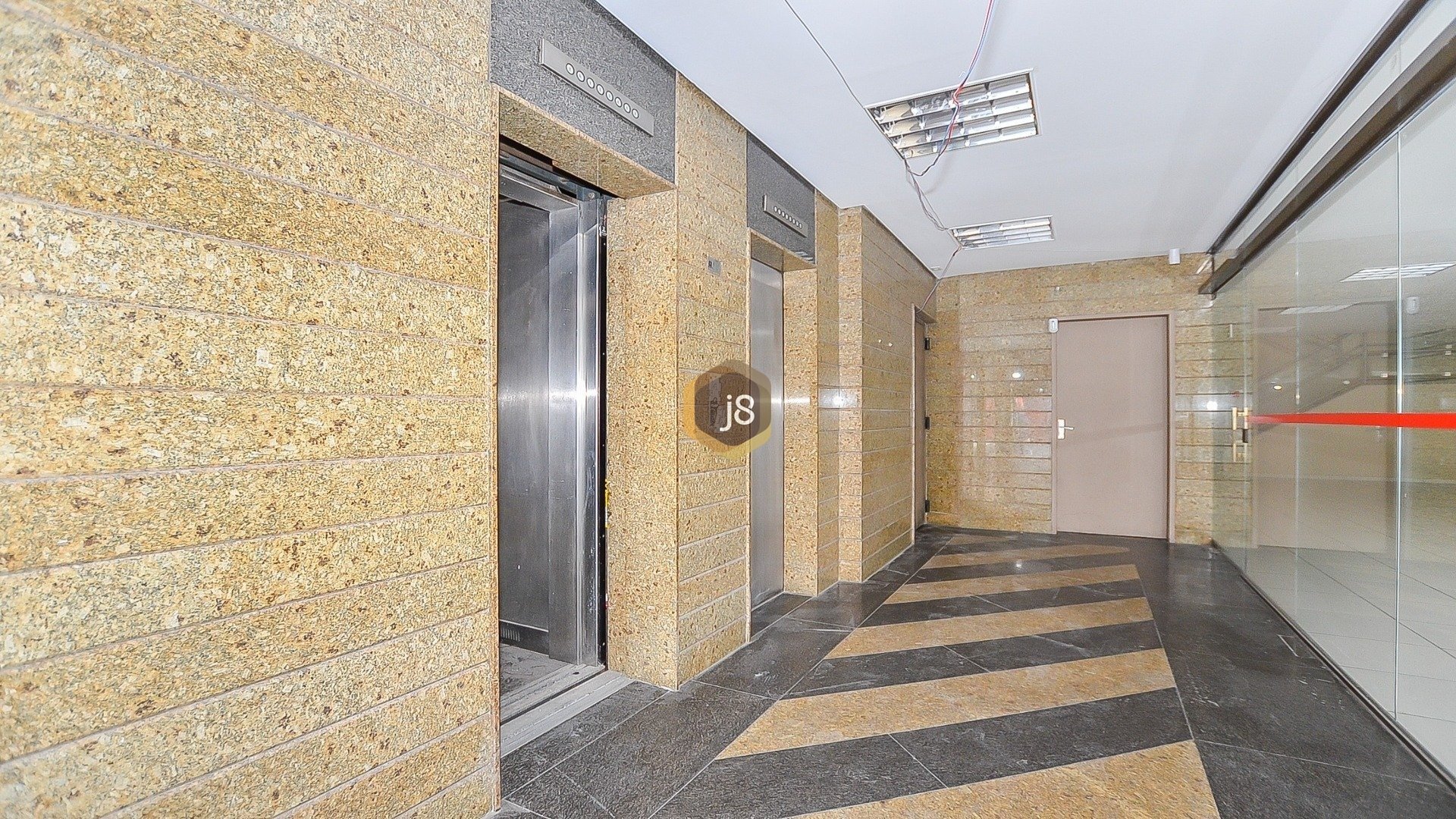 LOJA COM 580M²  NO CENTRO DE CURITIBA - J8