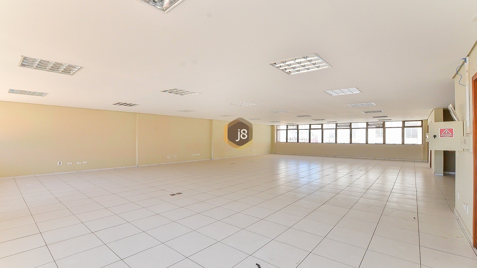 LOJA COM 580M²  NO CENTRO DE CURITIBA - J8