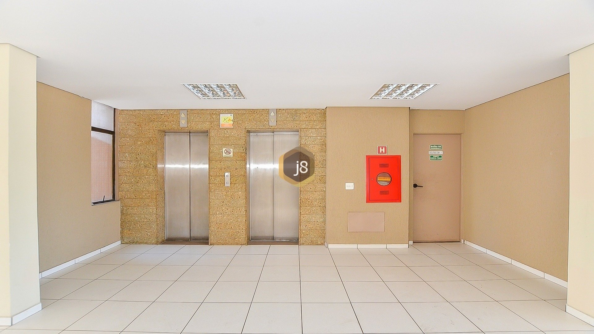 LOJA COM 580M²  NO CENTRO DE CURITIBA - J8