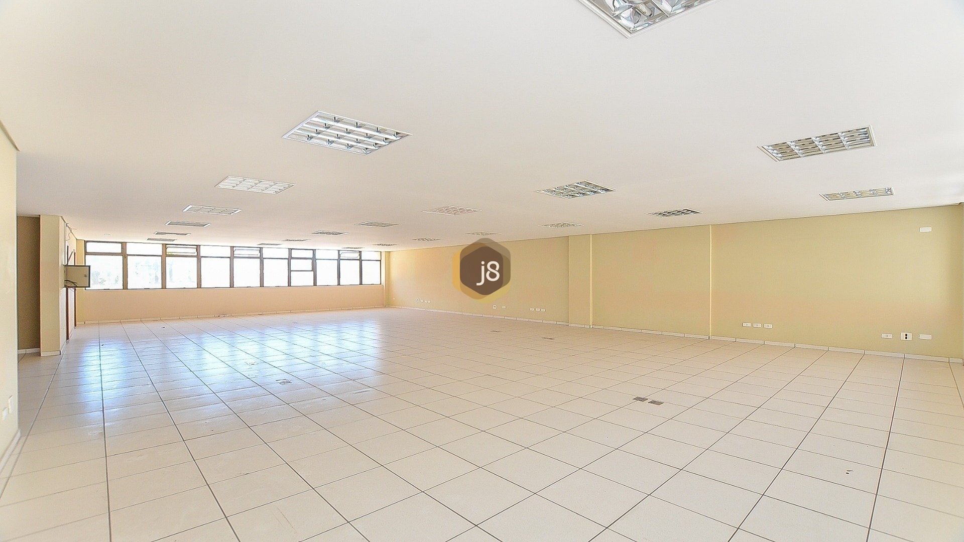 LOJA COM 580M²  NO CENTRO DE CURITIBA - J8