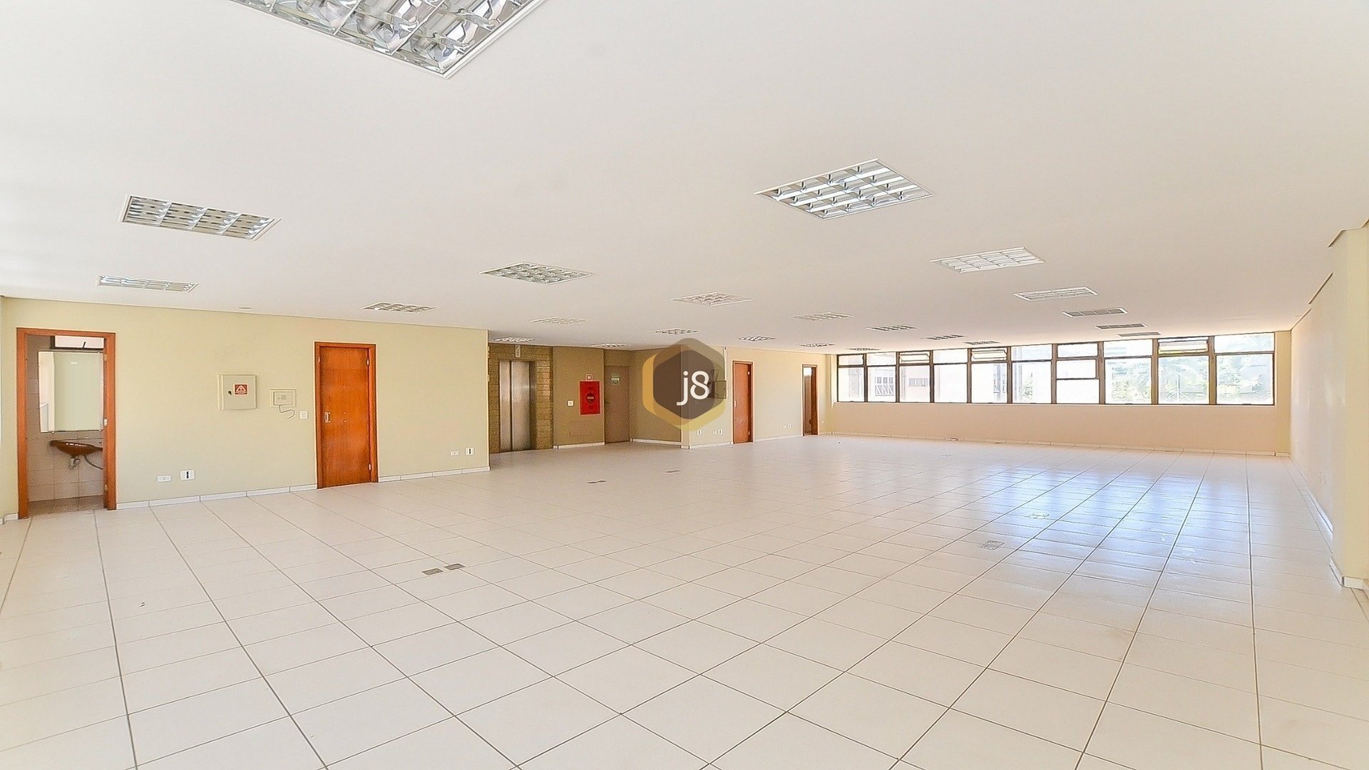 LOJA COM 580M²  NO CENTRO DE CURITIBA - J8