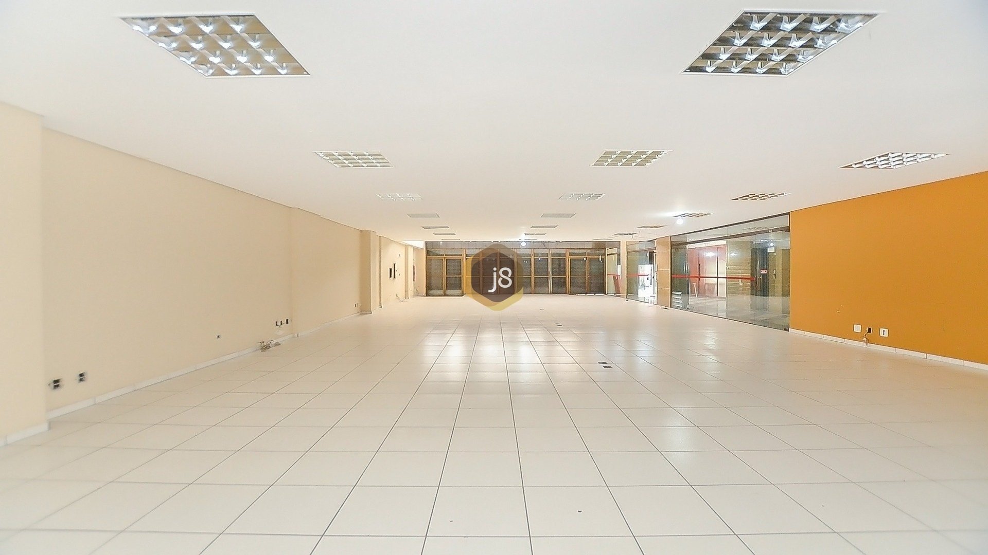 LOJA COM 580M²  NO CENTRO DE CURITIBA - J8