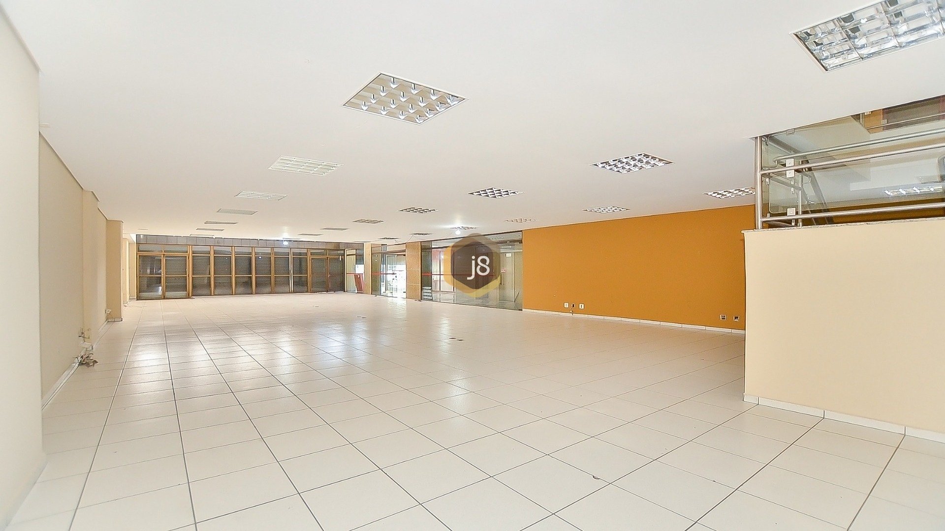 LOJA COM 580M²  NO CENTRO DE CURITIBA - J8