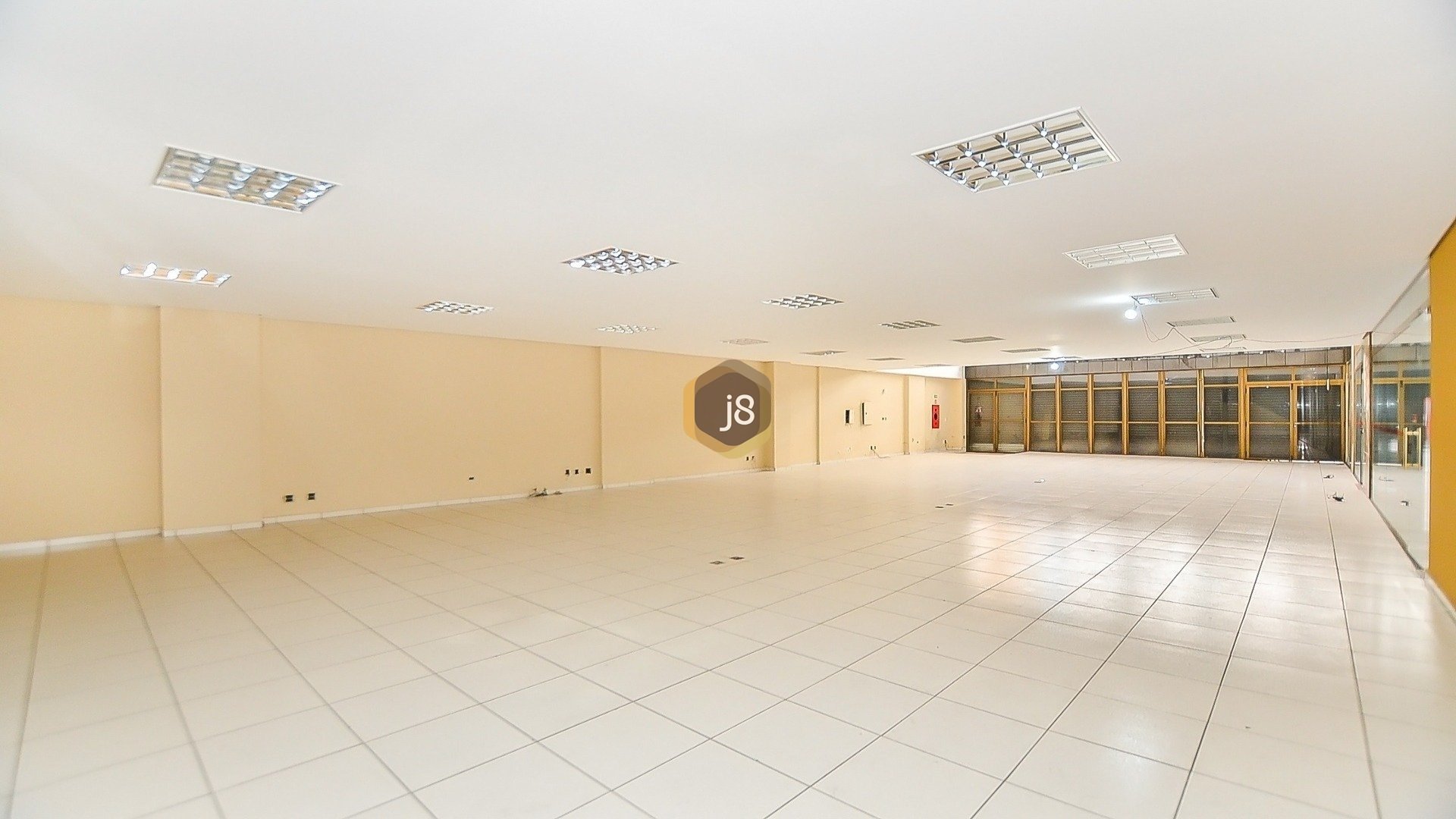 LOJA COM 580M²  NO CENTRO DE CURITIBA - J8