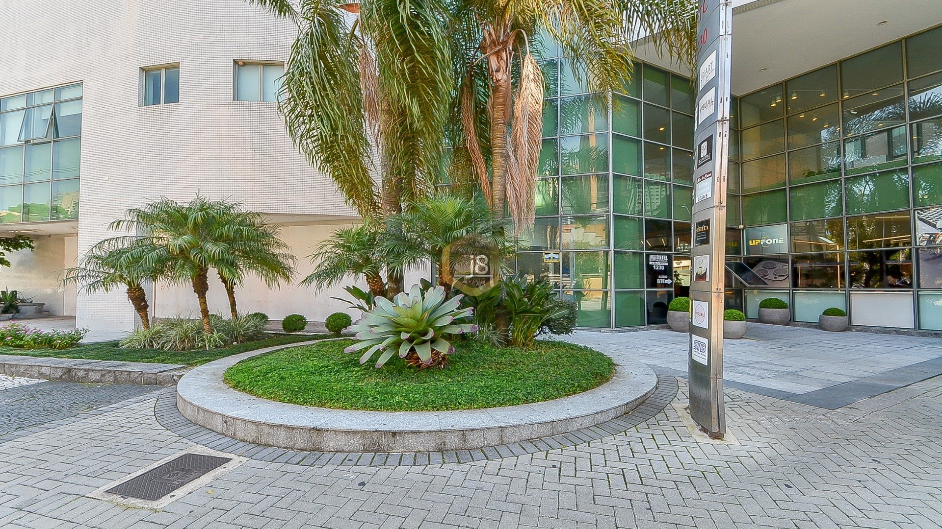 SALA COMERCIAL BEM LOCALIZADA NA AVENIDA DO BATEL!