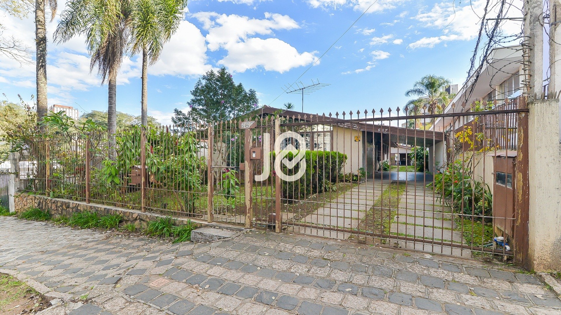 CASA COM TERRENO DE 786M² NO ÁGUA VERDE!