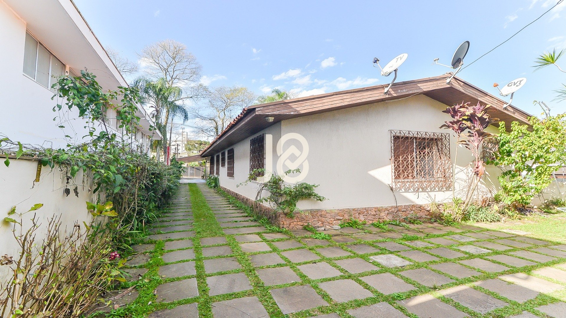 CASA COM TERRENO DE 786M² NO ÁGUA VERDE!