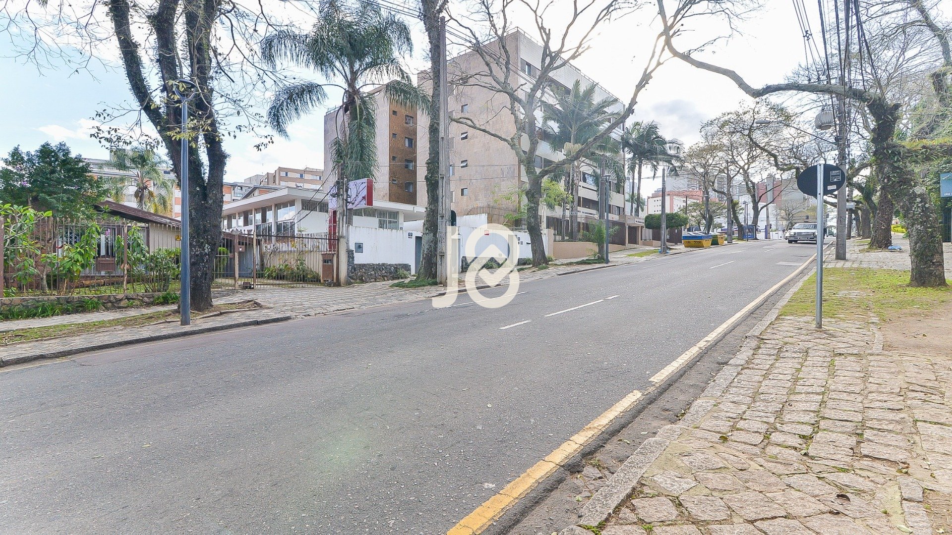 CASA COM TERRENO DE 786M² NO ÁGUA VERDE!