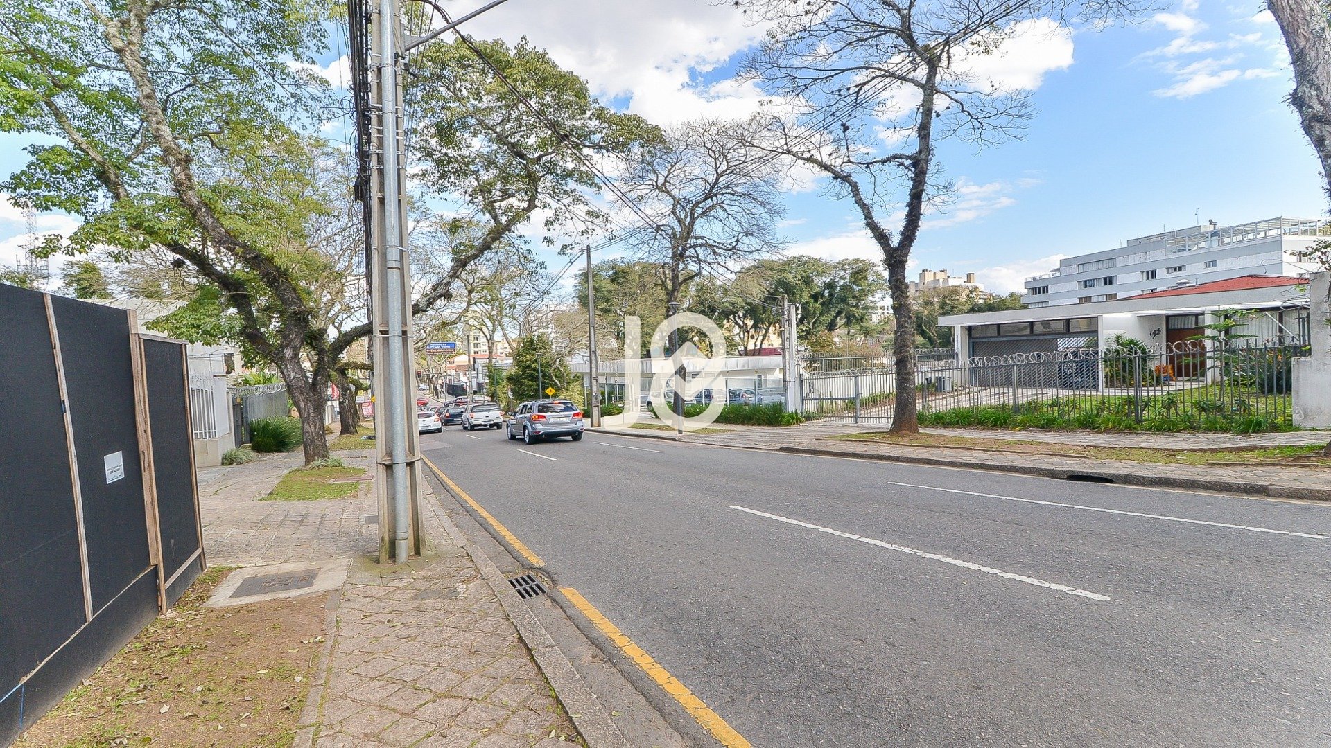 CASA COM TERRENO DE 786M² NO ÁGUA VERDE!