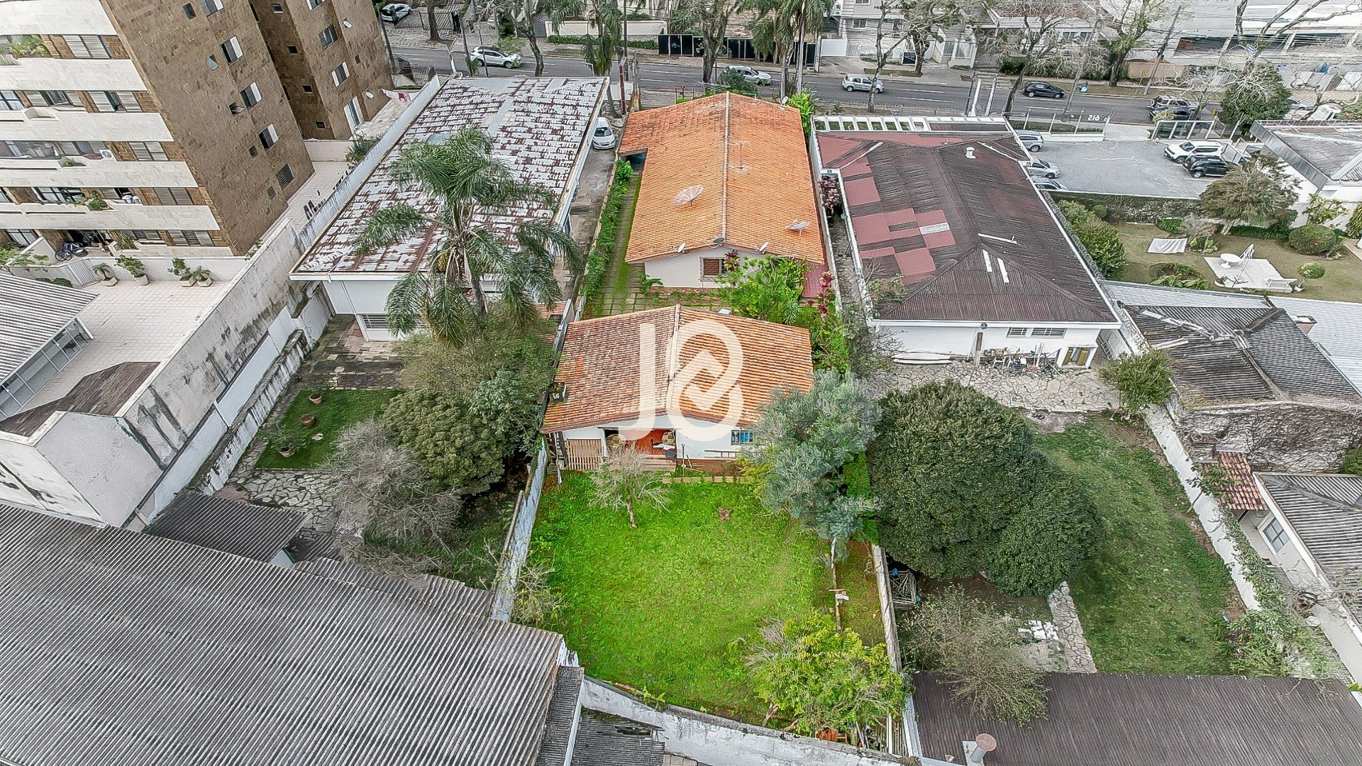 CASA COM TERRENO DE 786M² NO ÁGUA VERDE!
