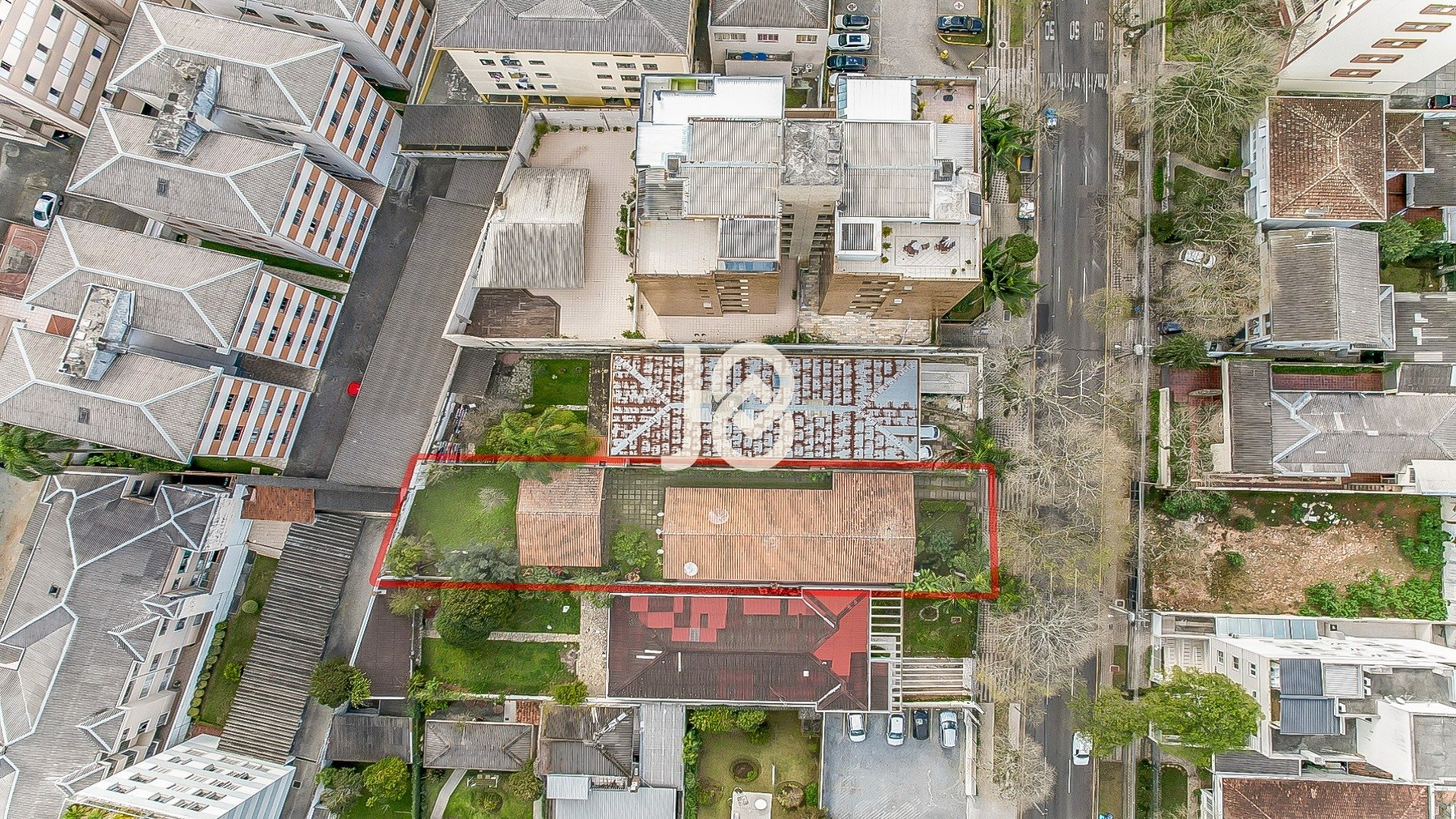 CASA COM TERRENO DE 786M² NO ÁGUA VERDE!