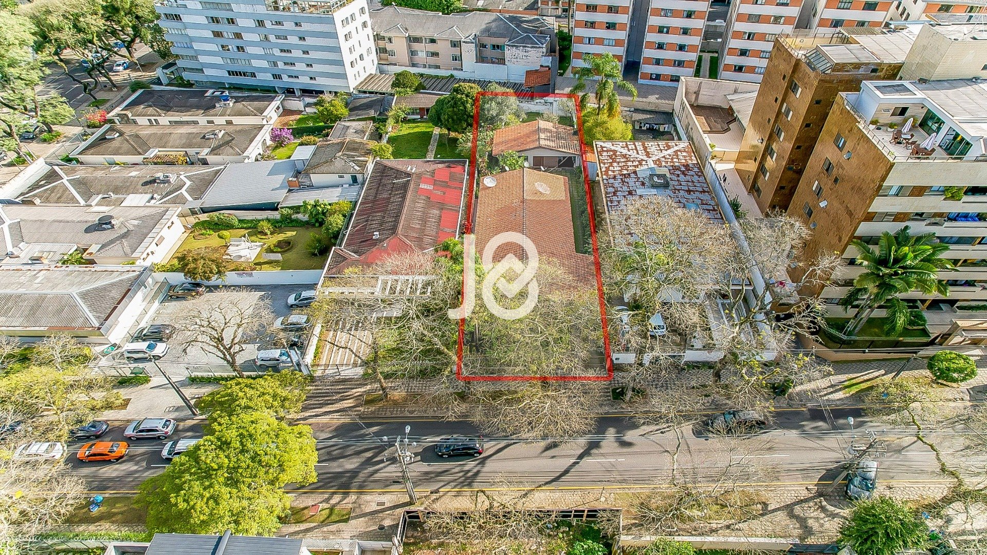 CASA COM TERRENO DE 786M² NO ÁGUA VERDE!