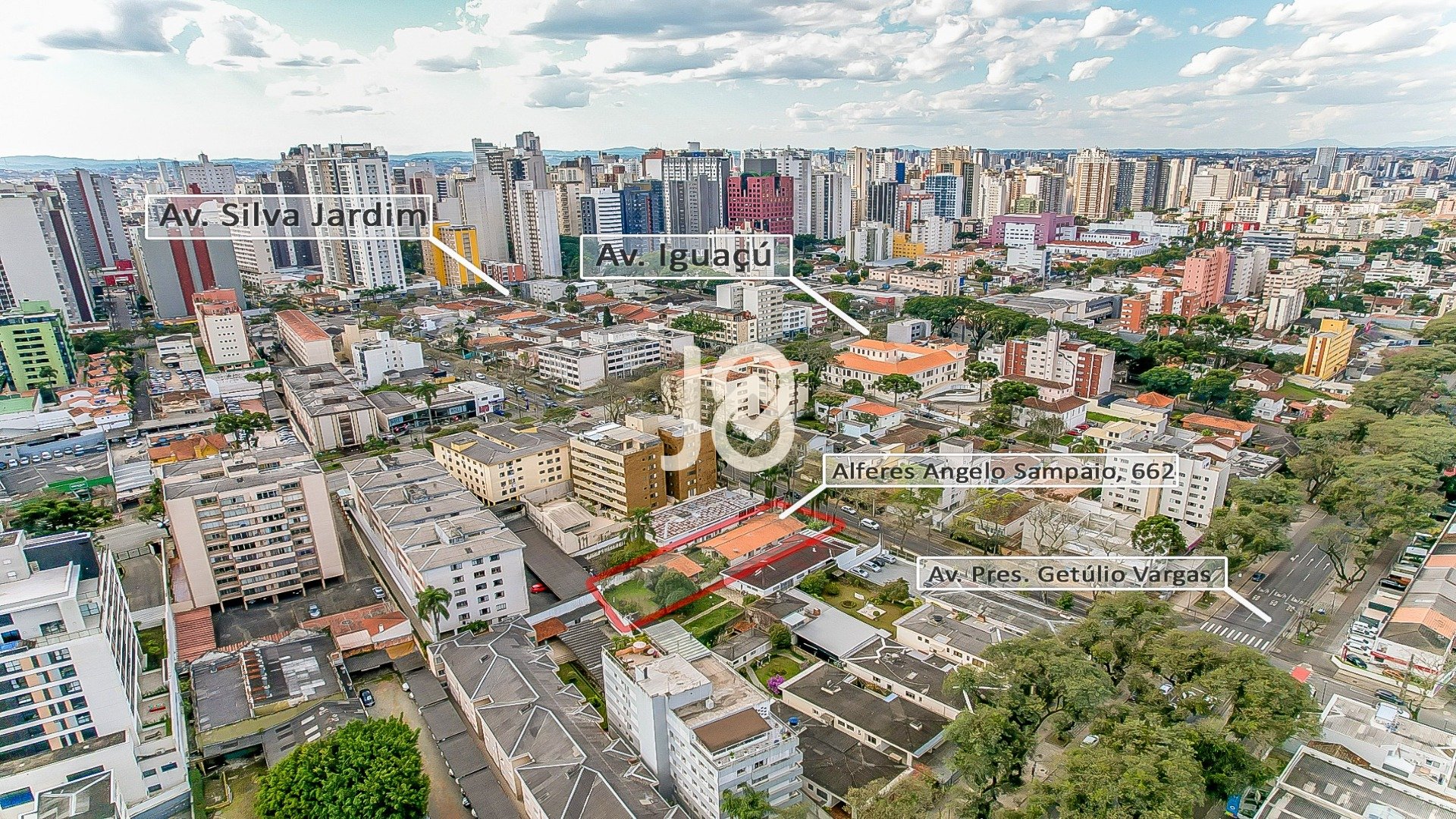 CASA COM TERRENO DE 786M² NO ÁGUA VERDE!