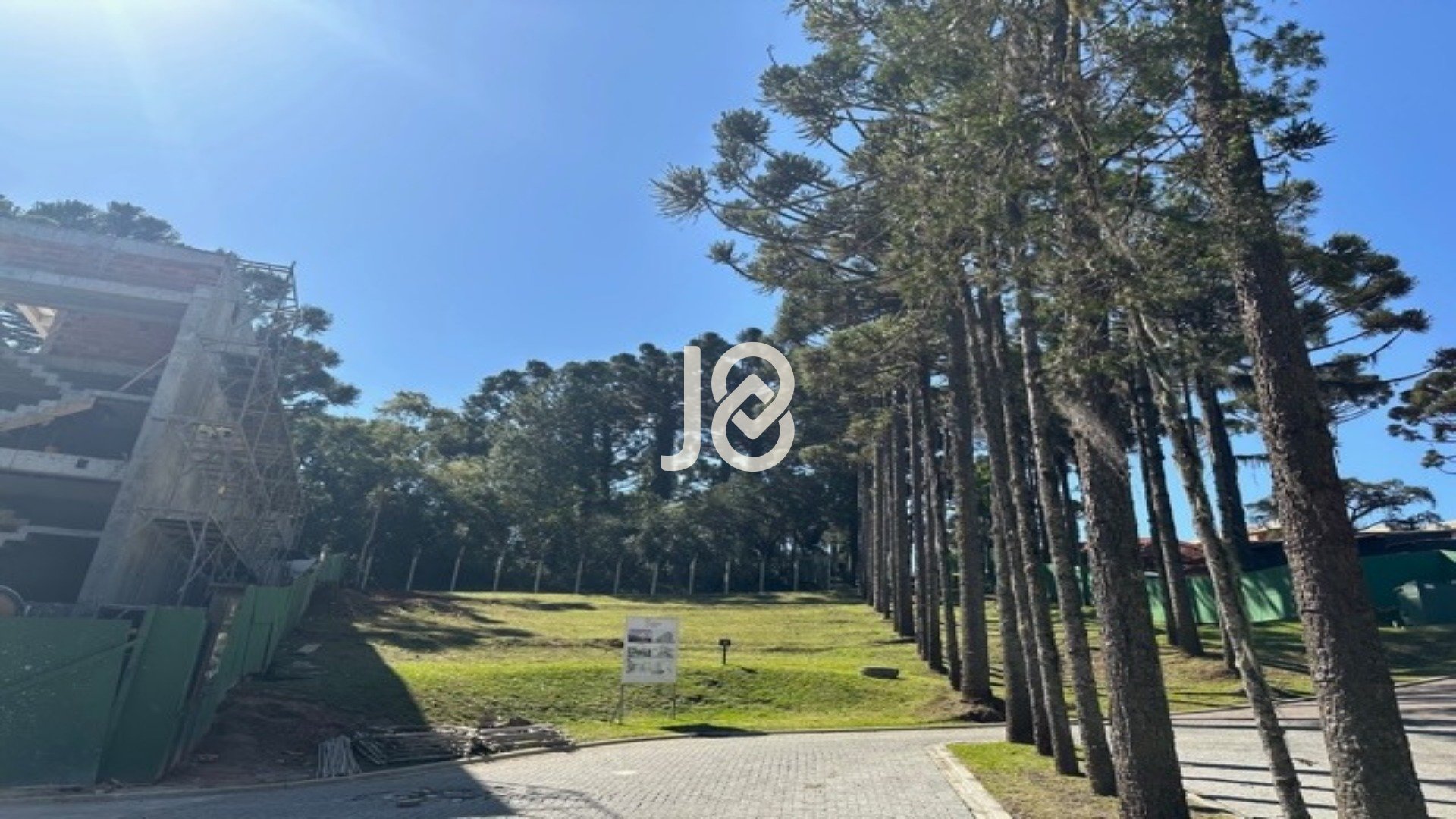 TERRENO EM CONDOMÍNIO CLUBE COM 993M²