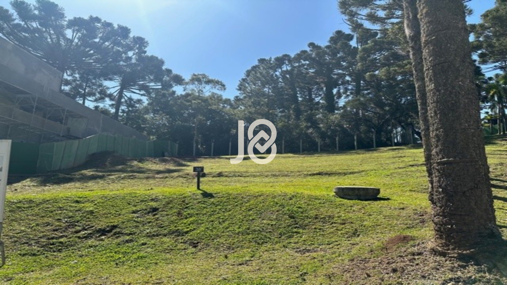 TERRENO EM CONDOMÍNIO CLUBE COM 993M²
