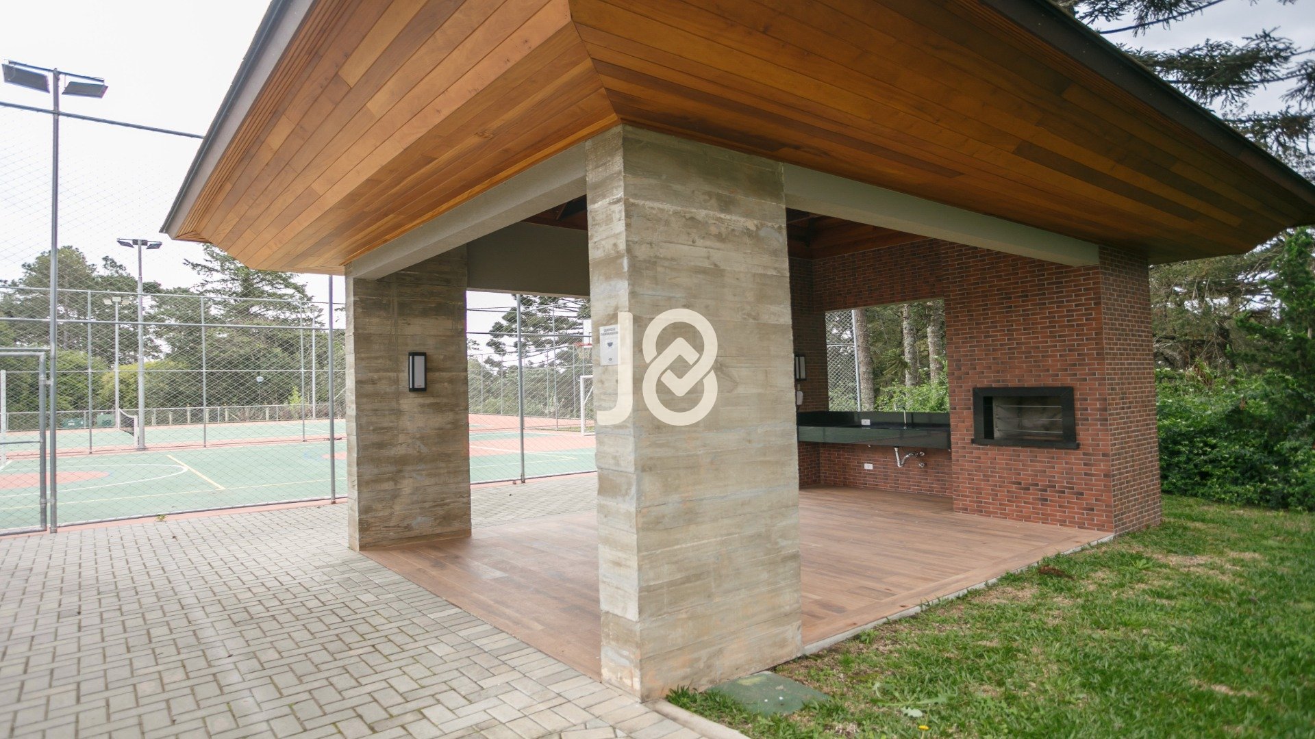 TERRENO EM CONDOMÍNIO CLUBE COM 993M²