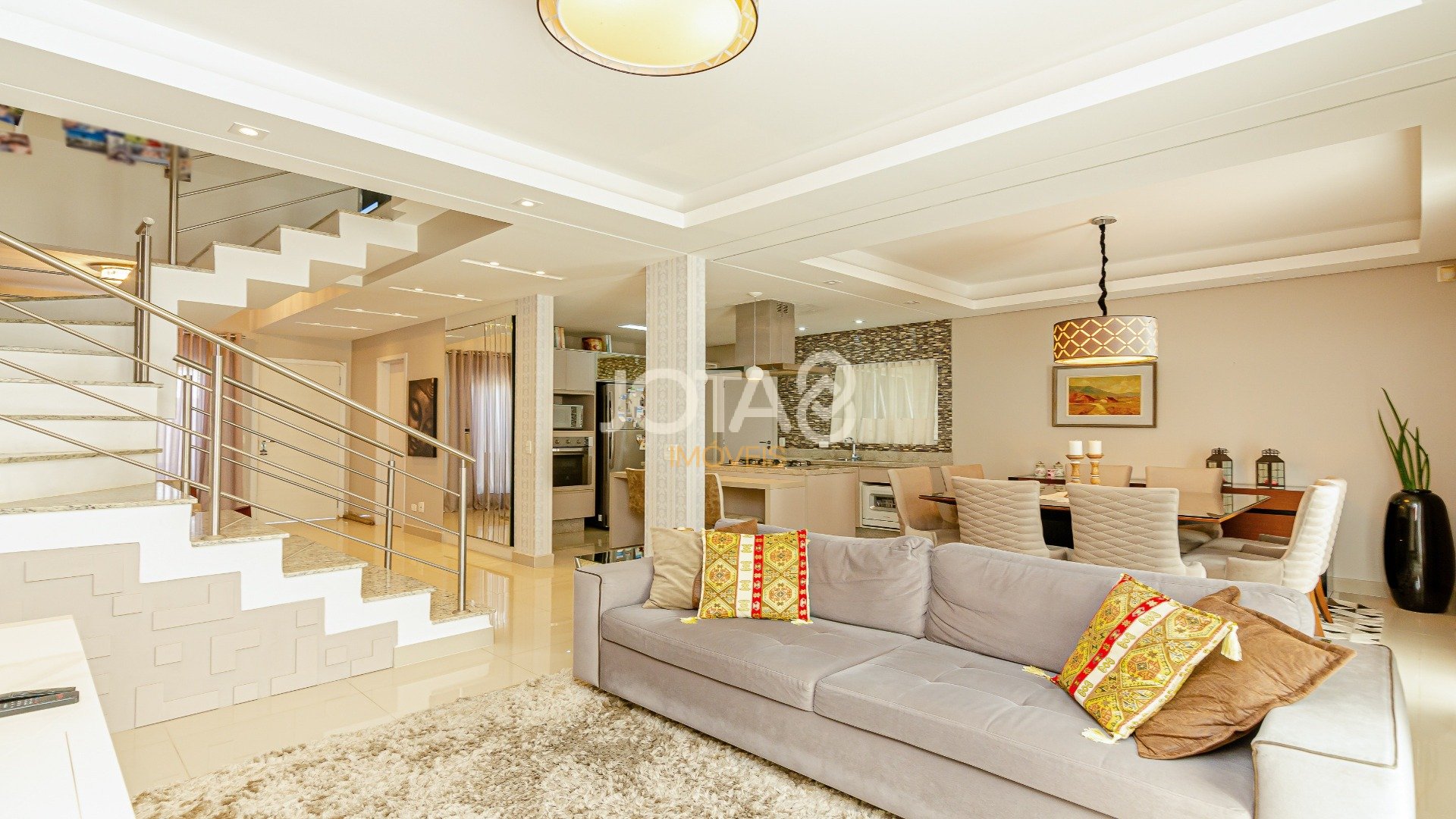 CASA EM CONDOMÍNIO COM 3 QUARTOS, JARDIM E MUITO SOL!