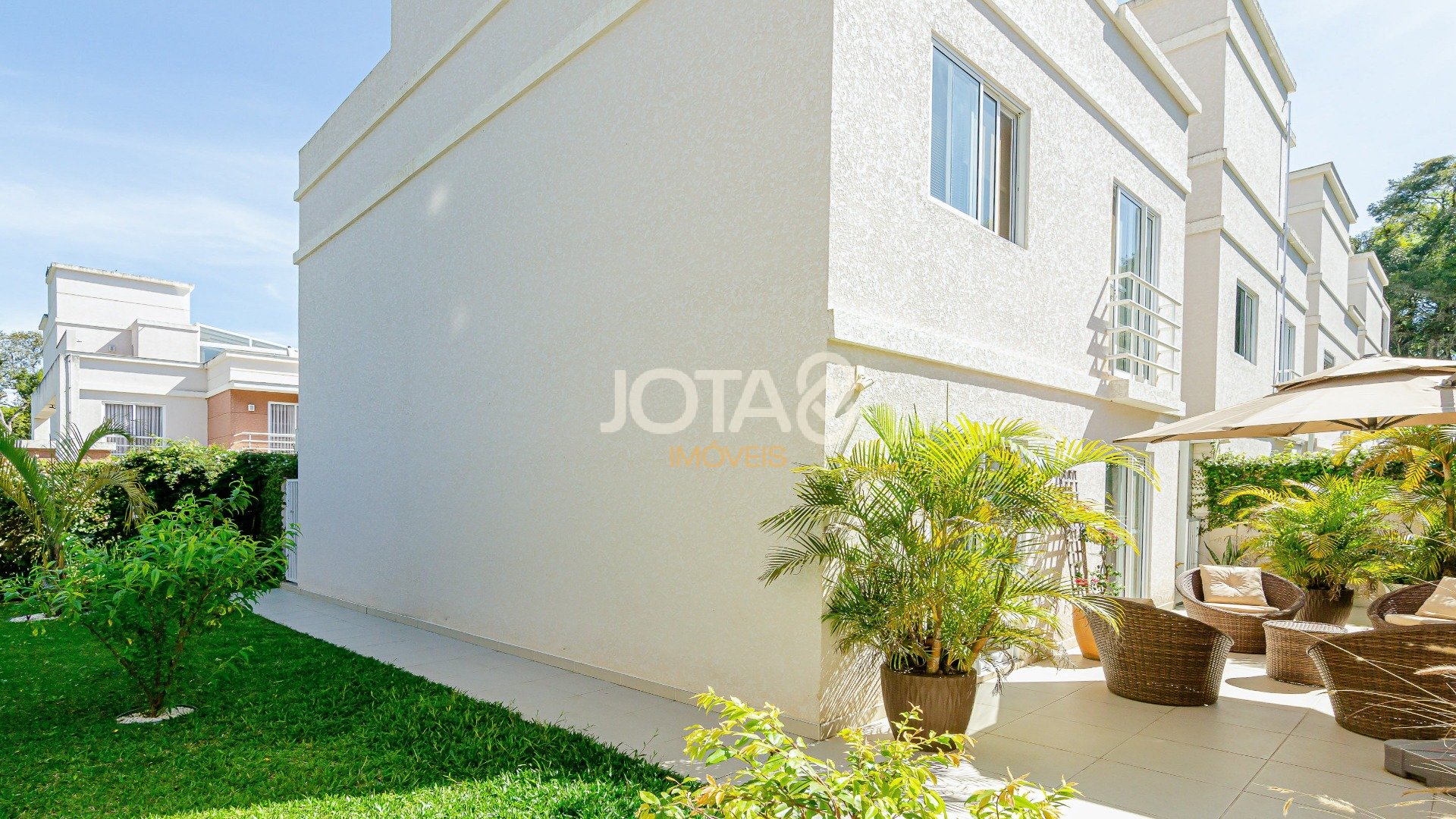 CASA EM CONDOMÍNIO COM 3 QUARTOS, JARDIM E MUITO SOL!