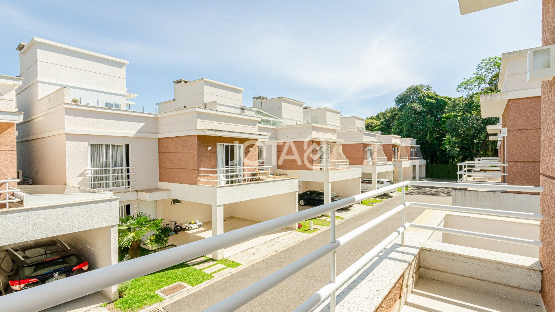 CASA EM CONDOMÍNIO COM 3 QUARTOS, JARDIM E MUITO SOL!