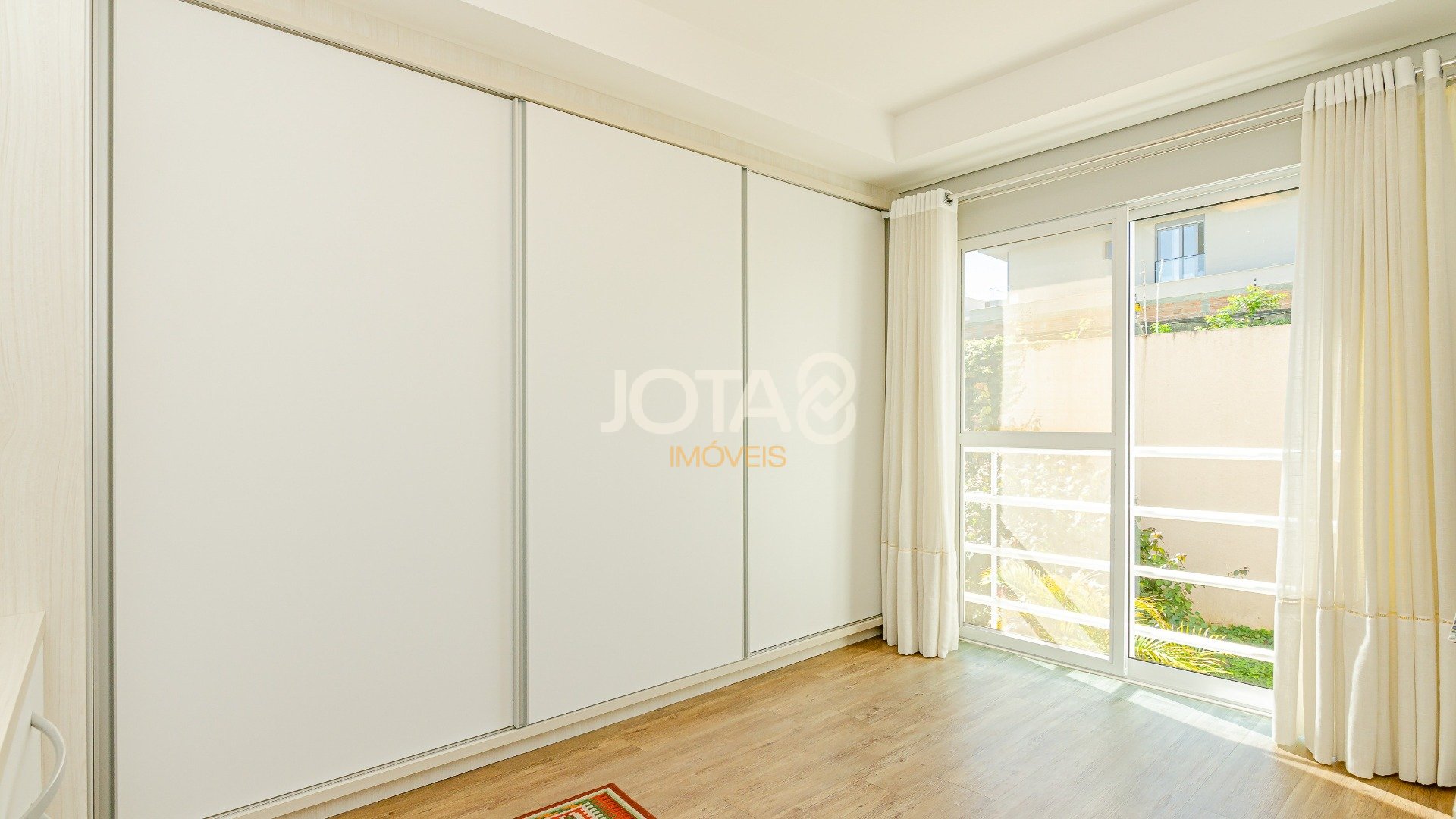 CASA EM CONDOMÍNIO COM 3 QUARTOS, JARDIM E MUITO SOL!