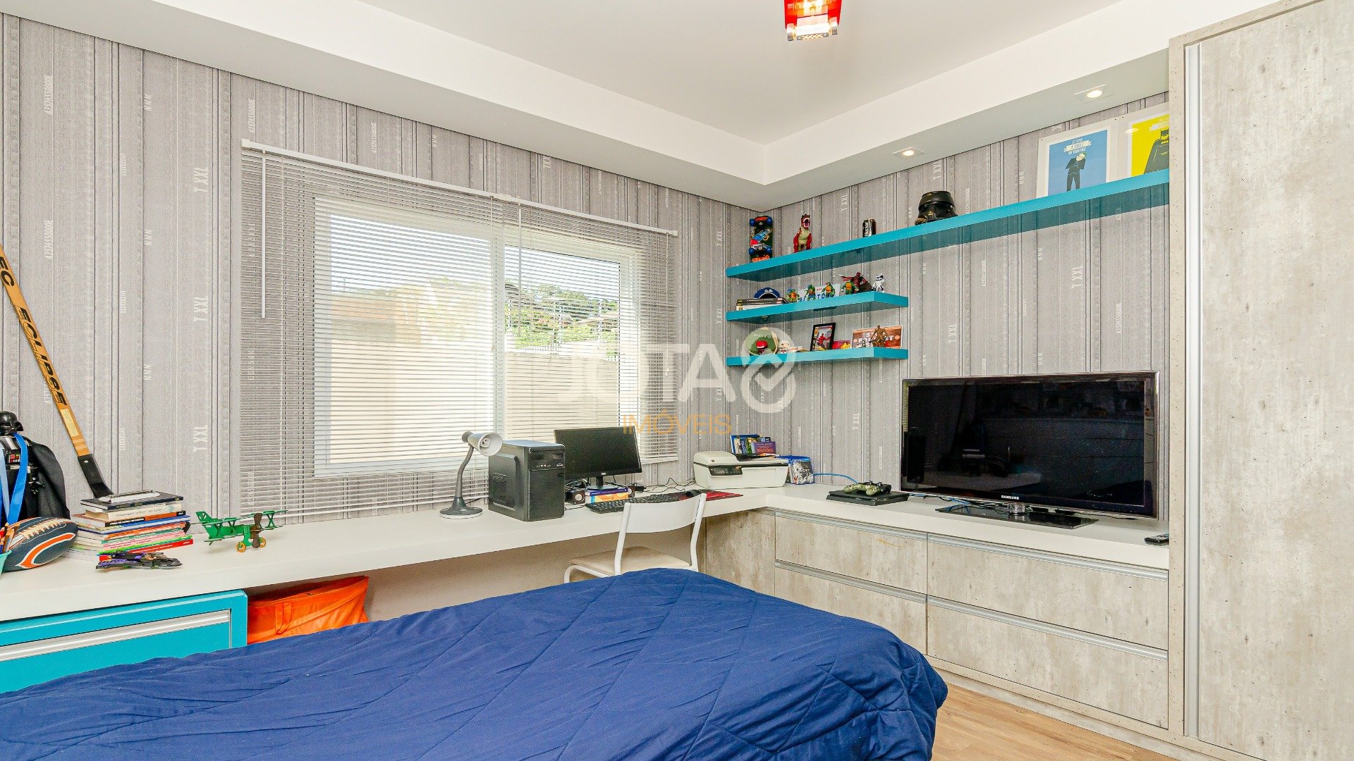 CASA EM CONDOMÍNIO COM 3 QUARTOS, JARDIM E MUITO SOL!