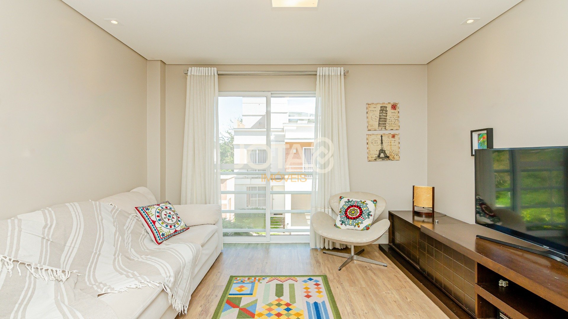 CASA EM CONDOMÍNIO COM 3 QUARTOS, JARDIM E MUITO SOL!
