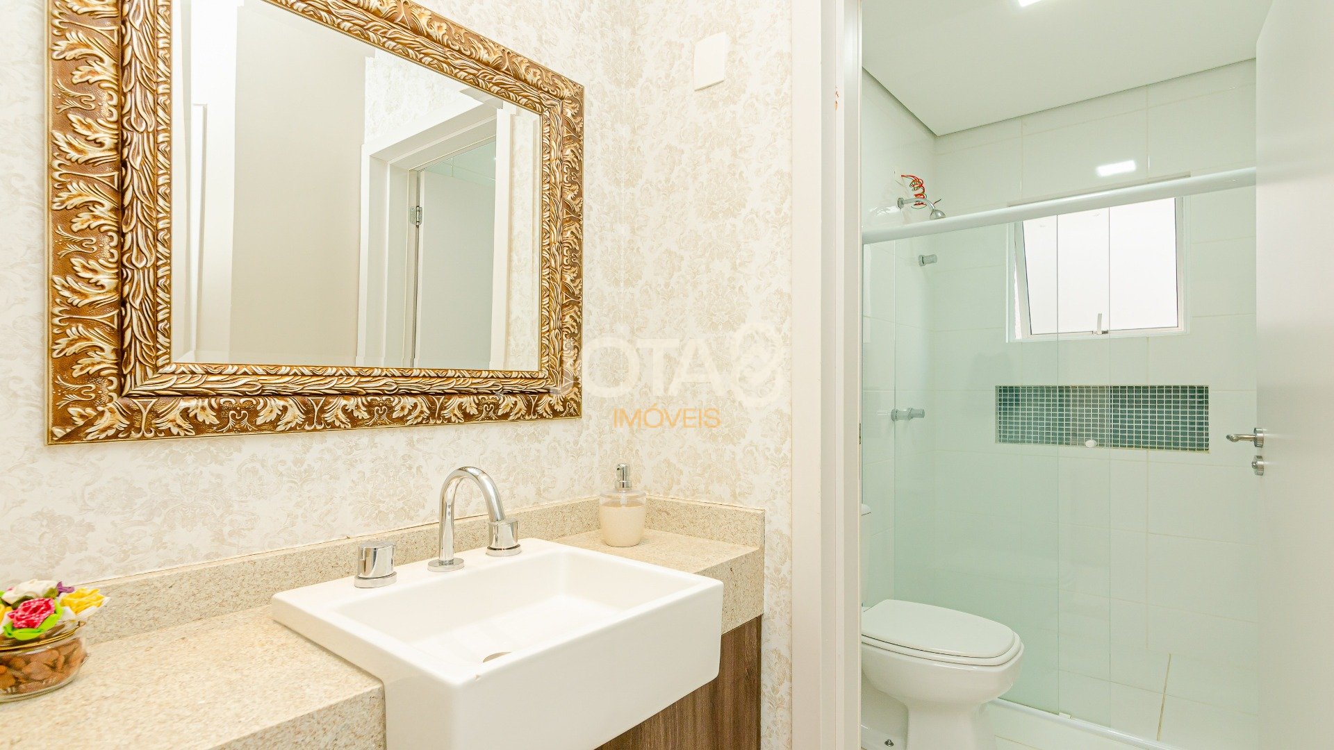 CASA EM CONDOMÍNIO COM 3 QUARTOS, JARDIM E MUITO SOL!