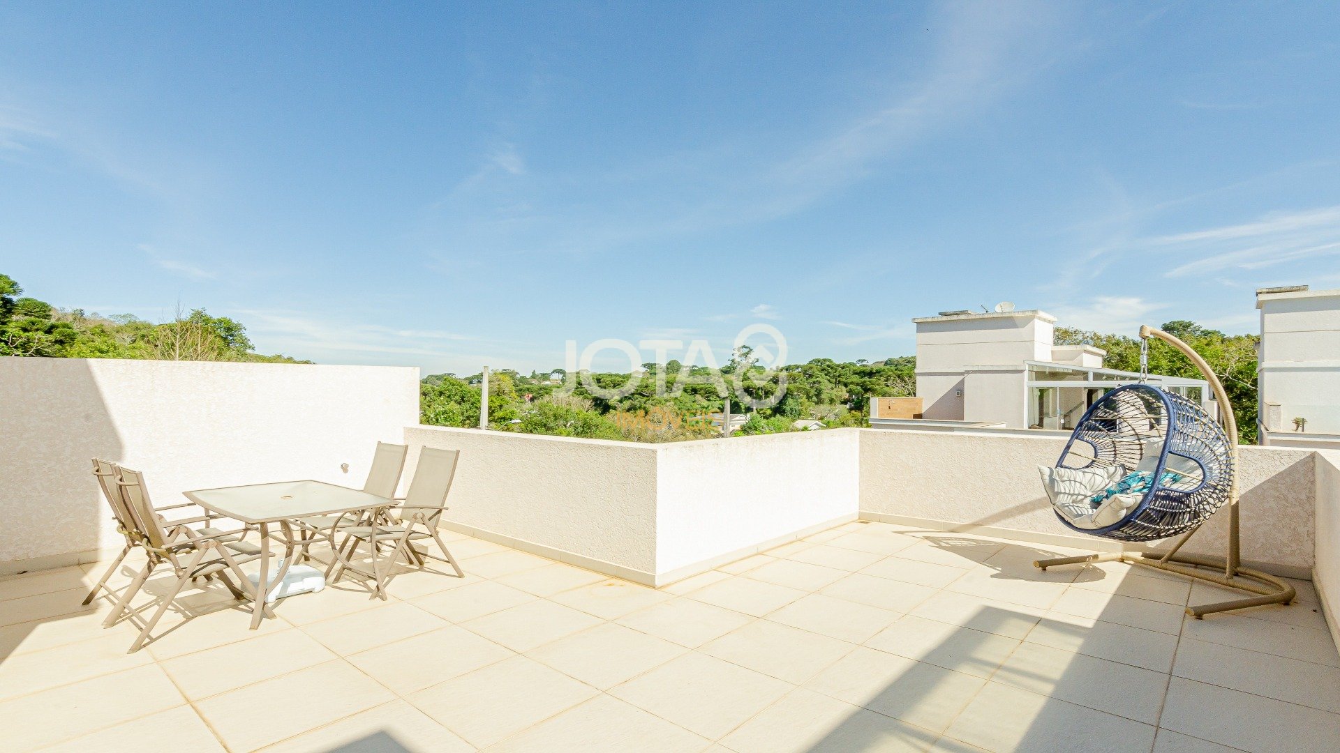 CASA EM CONDOMÍNIO COM 3 QUARTOS, JARDIM E MUITO SOL!