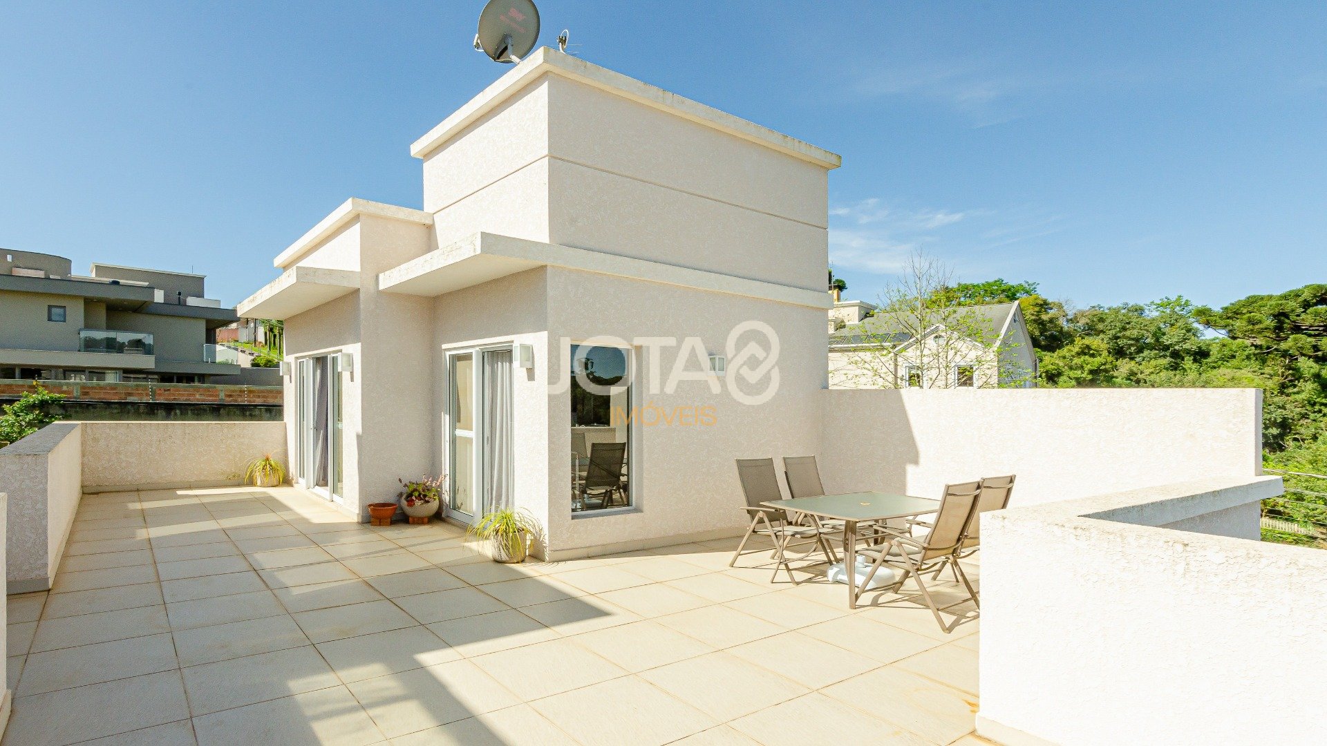 CASA EM CONDOMÍNIO COM 3 QUARTOS, JARDIM E MUITO SOL!