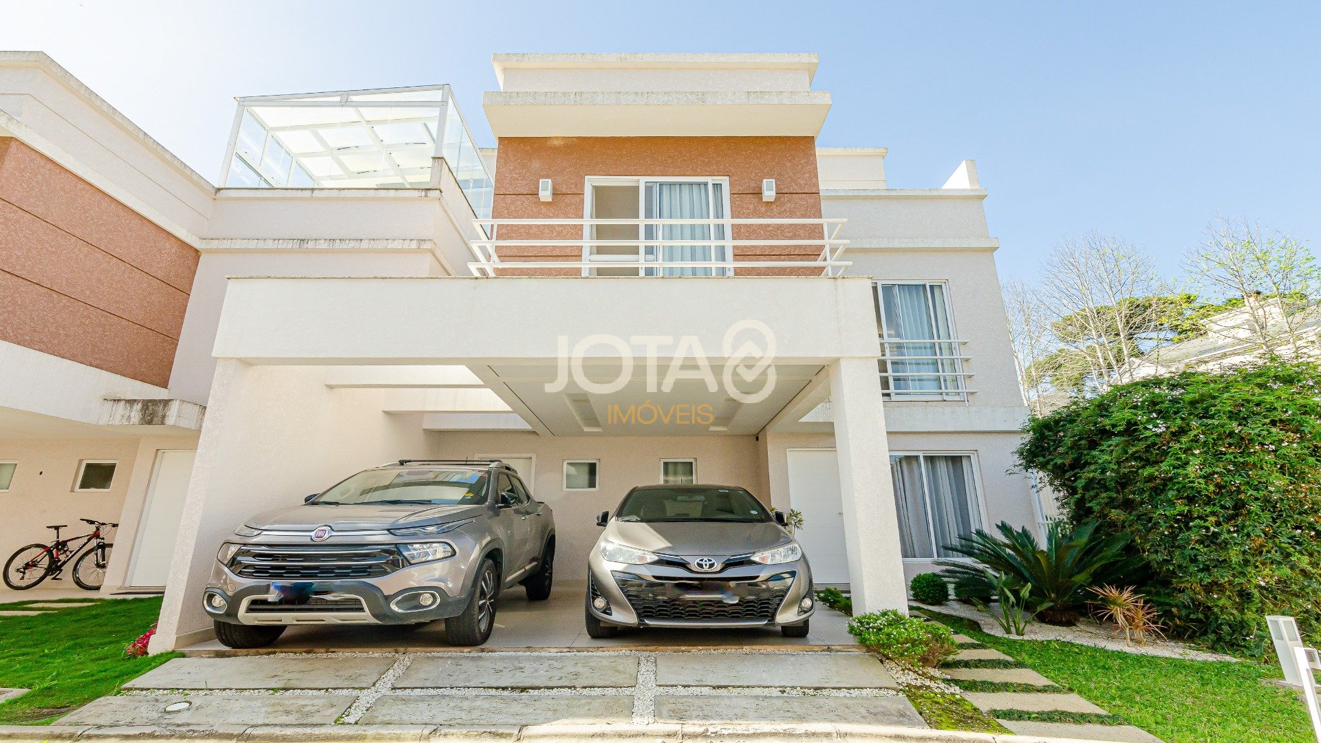 CASA EM CONDOMÍNIO COM 3 QUARTOS, JARDIM E MUITO SOL!