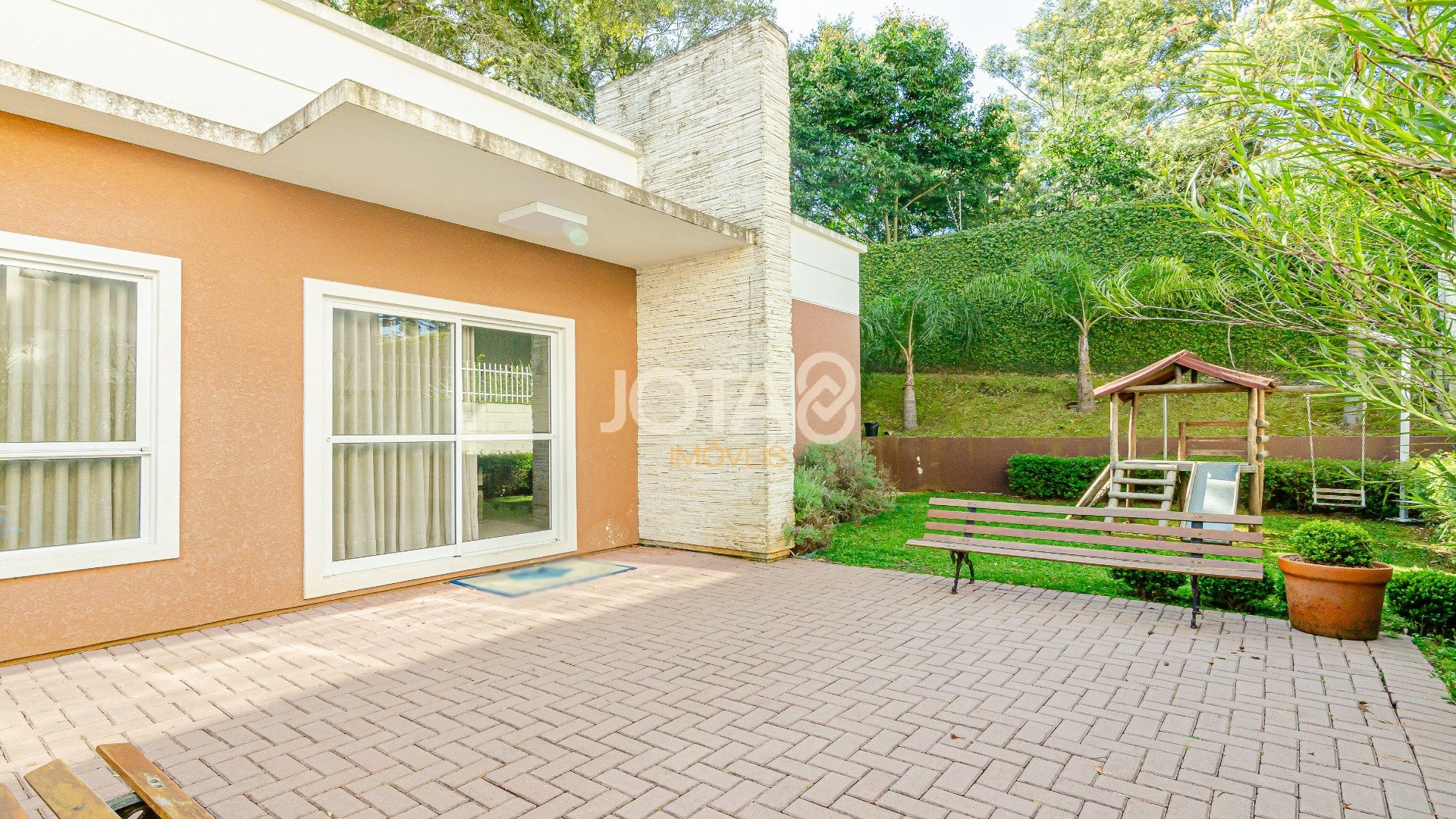 CASA EM CONDOMÍNIO COM 3 QUARTOS, JARDIM E MUITO SOL!