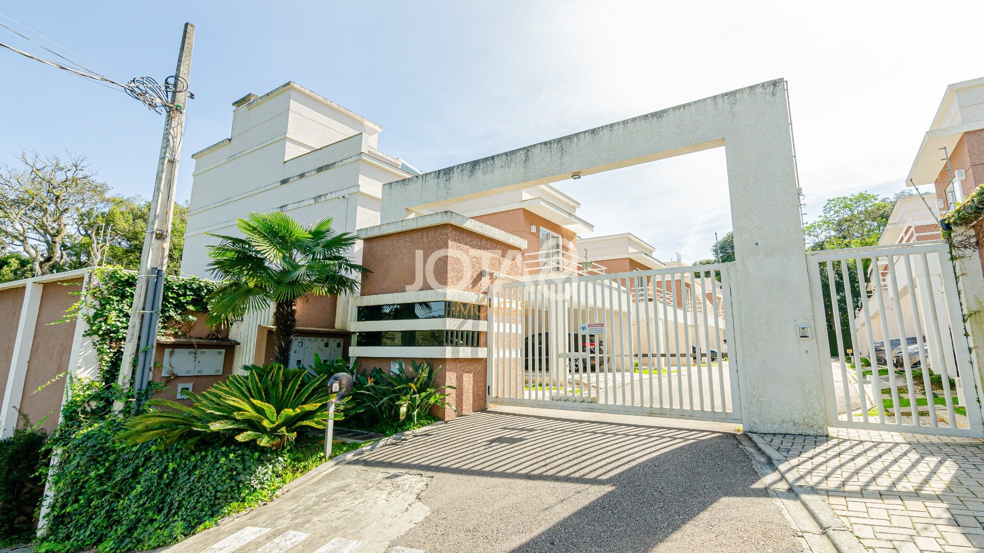 CASA EM CONDOMÍNIO COM 3 QUARTOS, JARDIM E MUITO SOL!