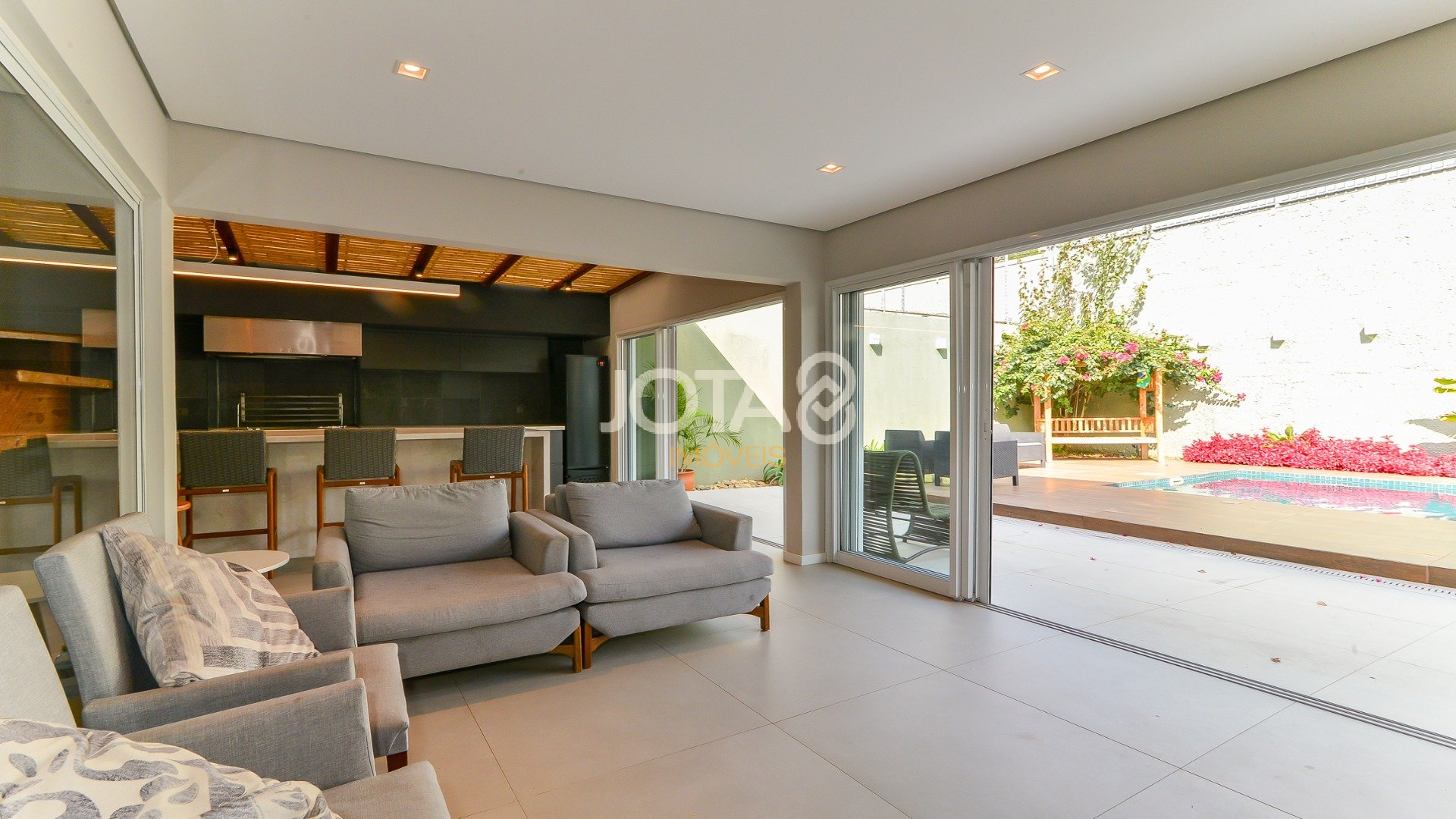 CASA 4 QUARTOS COM PISCINA EM CONDOMÍNIO!