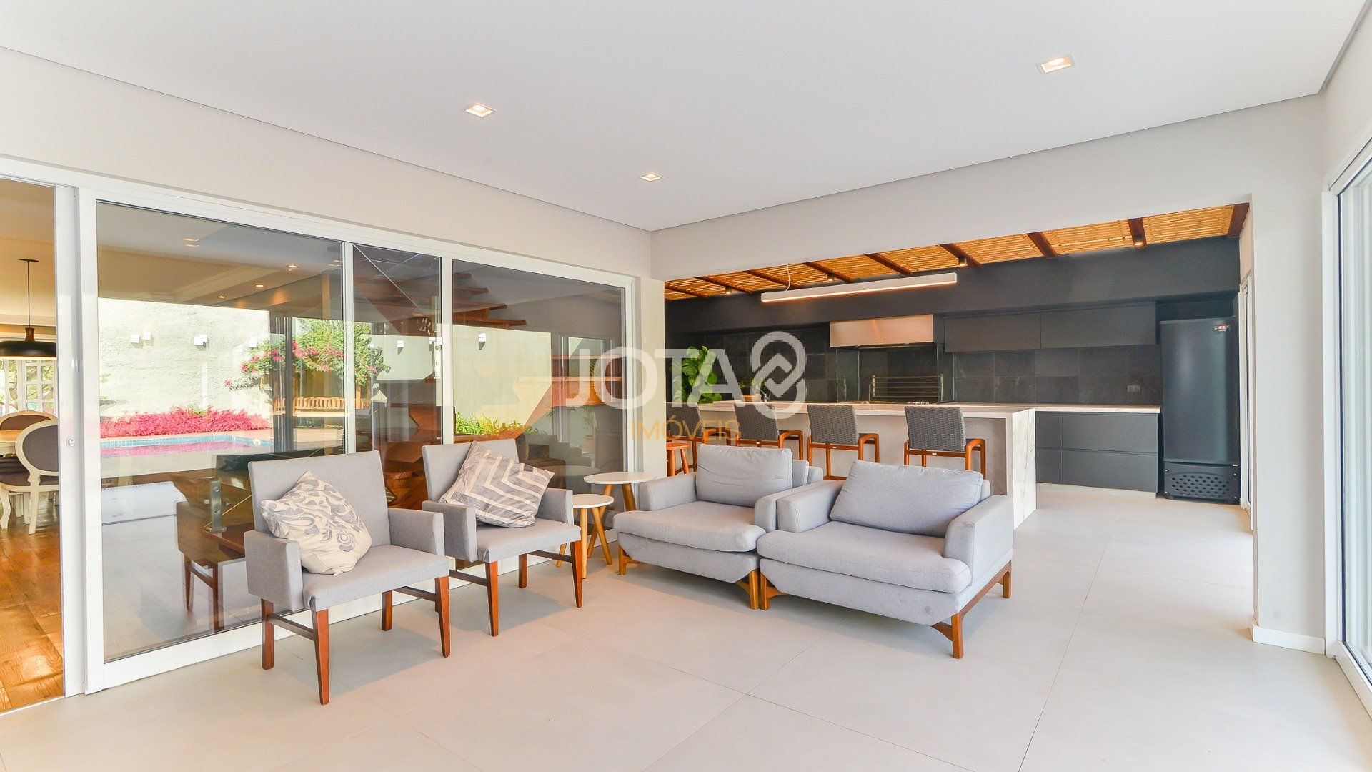 CASA 4 QUARTOS COM PISCINA EM CONDOMÍNIO!