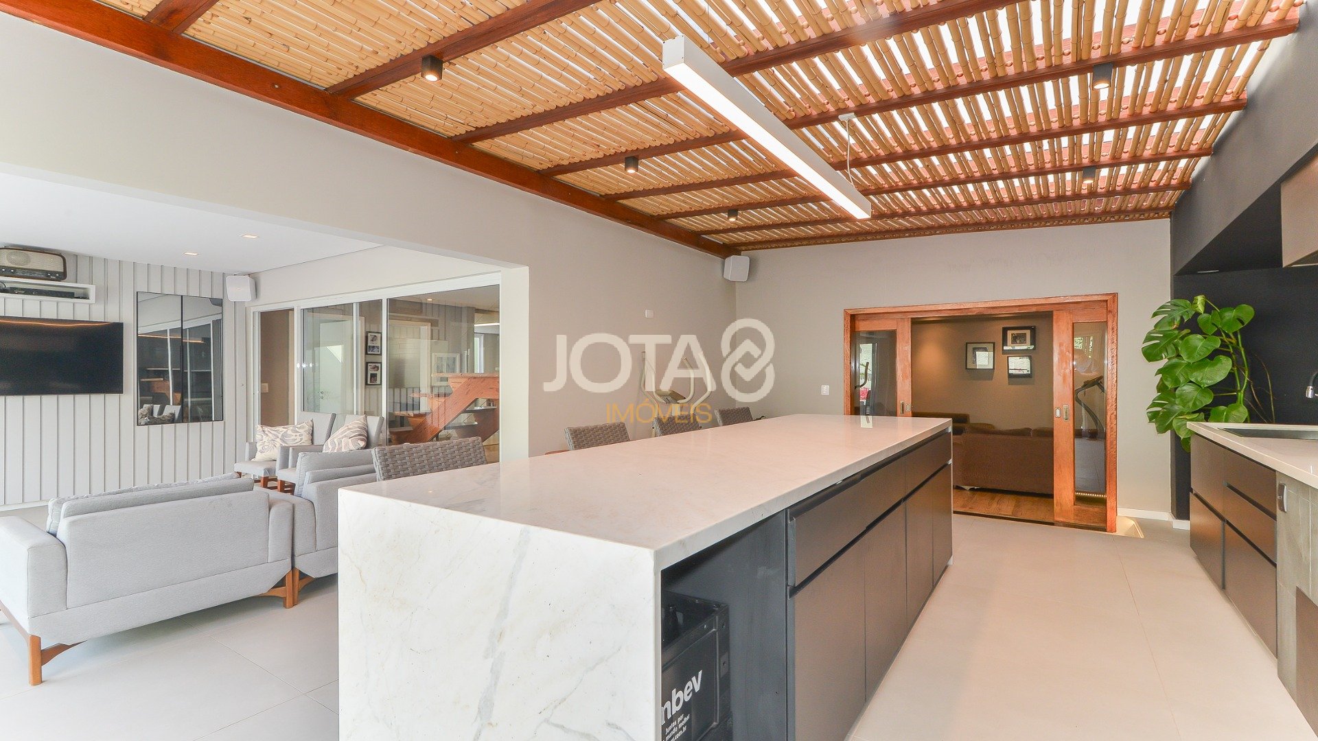 CASA 4 QUARTOS COM PISCINA EM CONDOMÍNIO!
