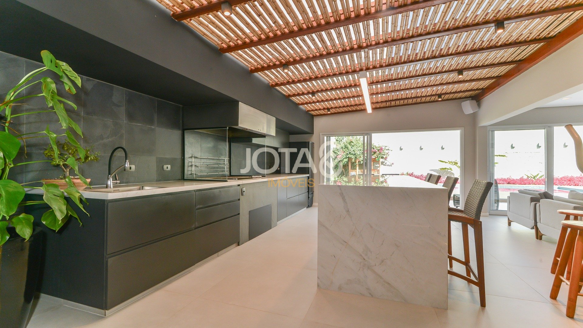 CASA 4 QUARTOS COM PISCINA EM CONDOMÍNIO!