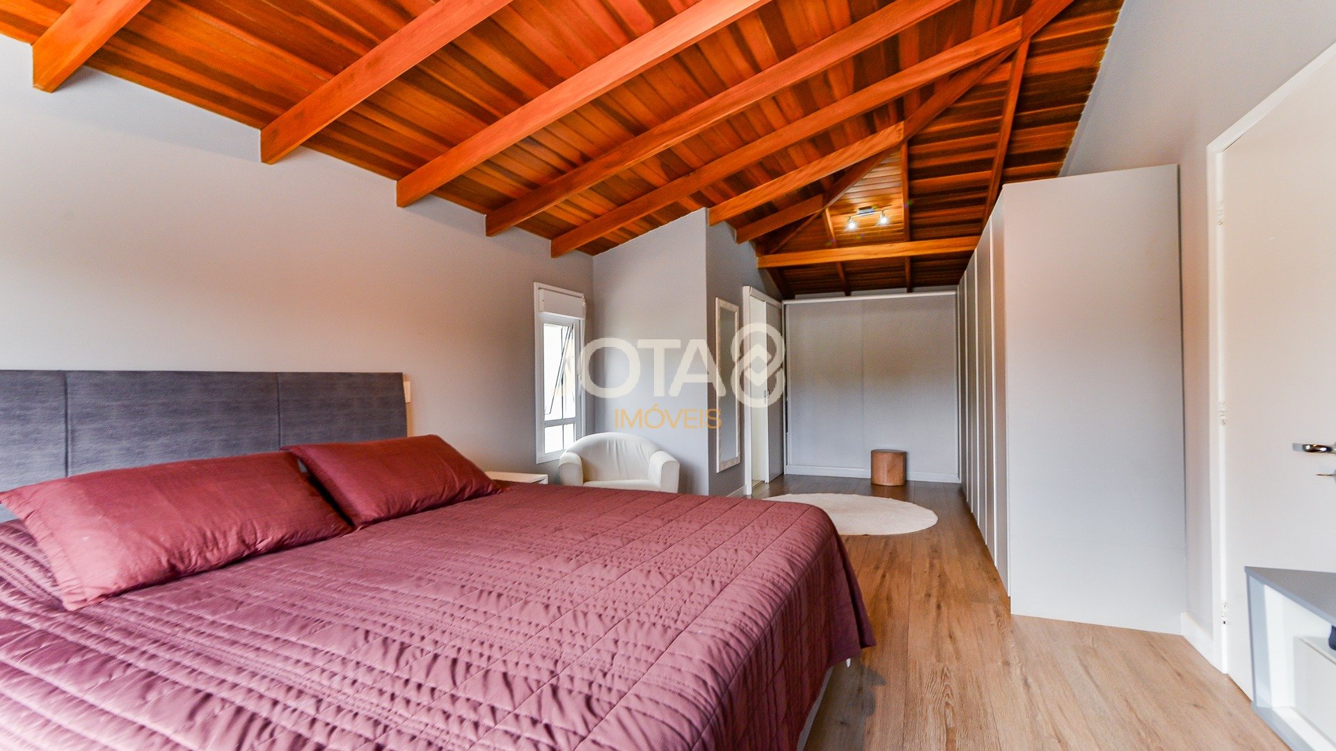 CASA 4 QUARTOS COM PISCINA EM CONDOMÍNIO!