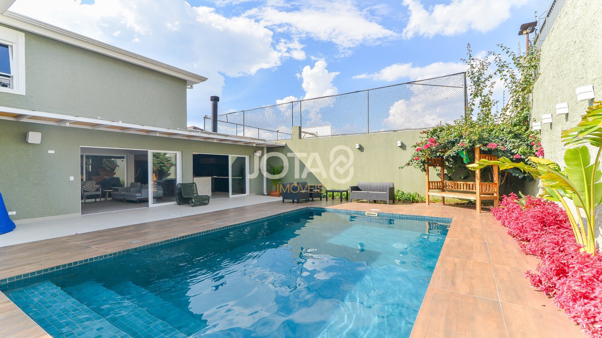 CASA 4 QUARTOS COM PISCINA EM CONDOMÍNIO!