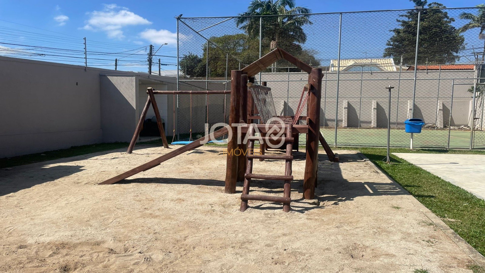 CASA 4 QUARTOS COM PISCINA EM CONDOMÍNIO!
