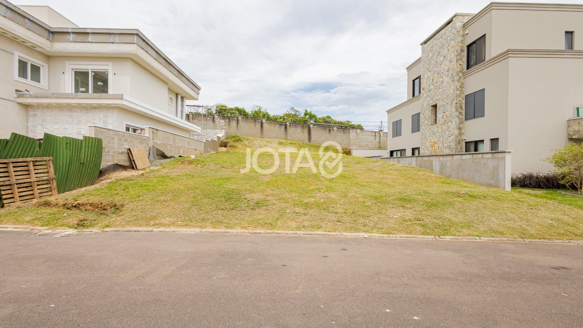 TERRENO EM CONDOMINIO FECHADO NO CAMPO COMPRIDO