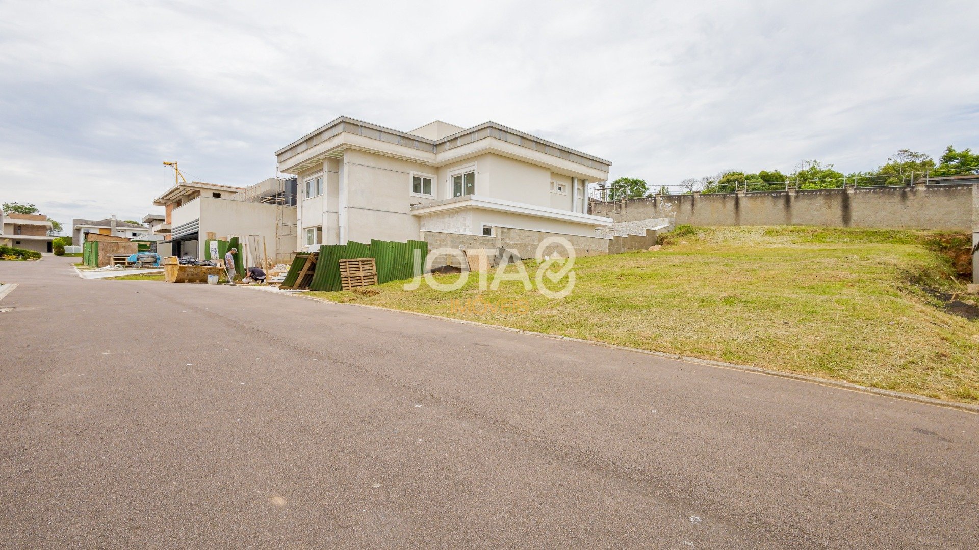 TERRENO EM CONDOMINIO FECHADO NO CAMPO COMPRIDO