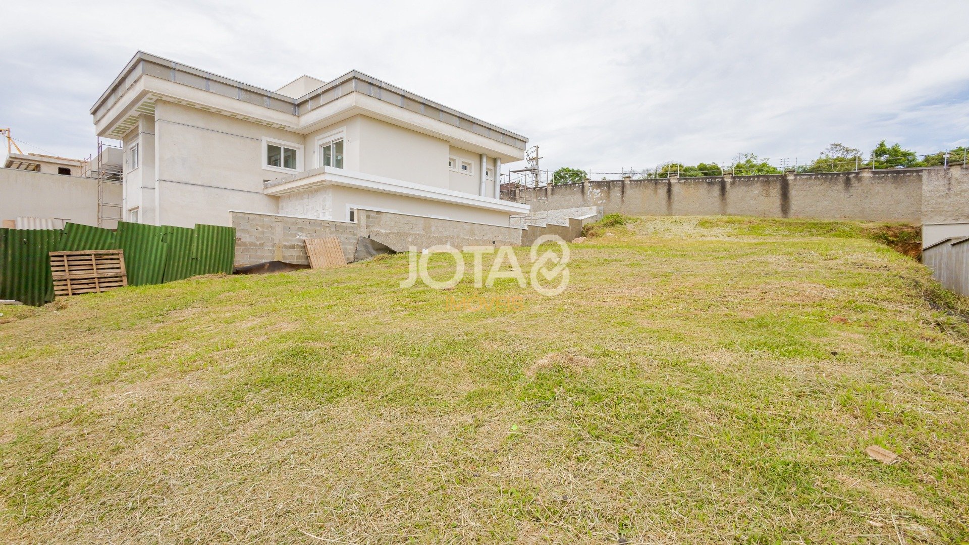TERRENO EM CONDOMINIO FECHADO NO CAMPO COMPRIDO