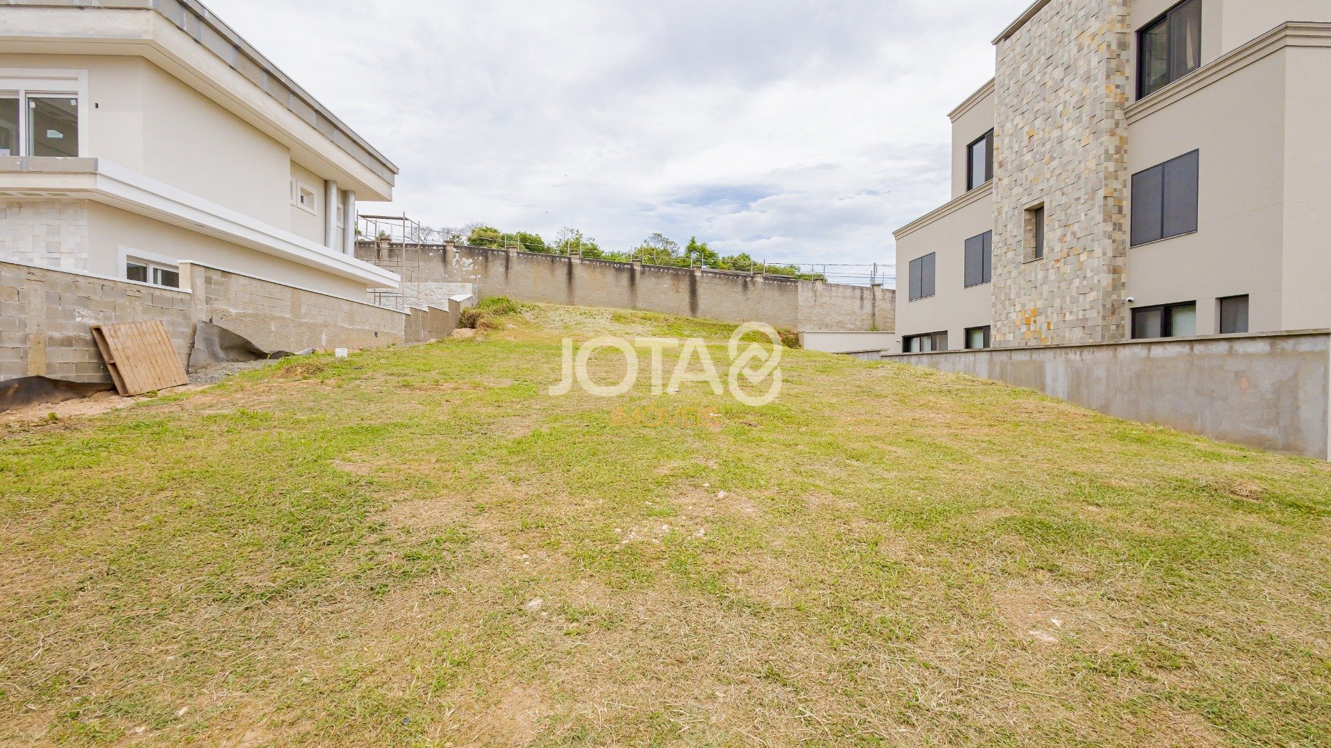 TERRENO EM CONDOMINIO FECHADO NO CAMPO COMPRIDO