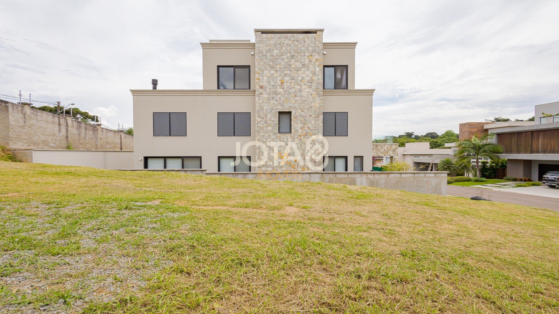 TERRENO EM CONDOMINIO FECHADO NO CAMPO COMPRIDO