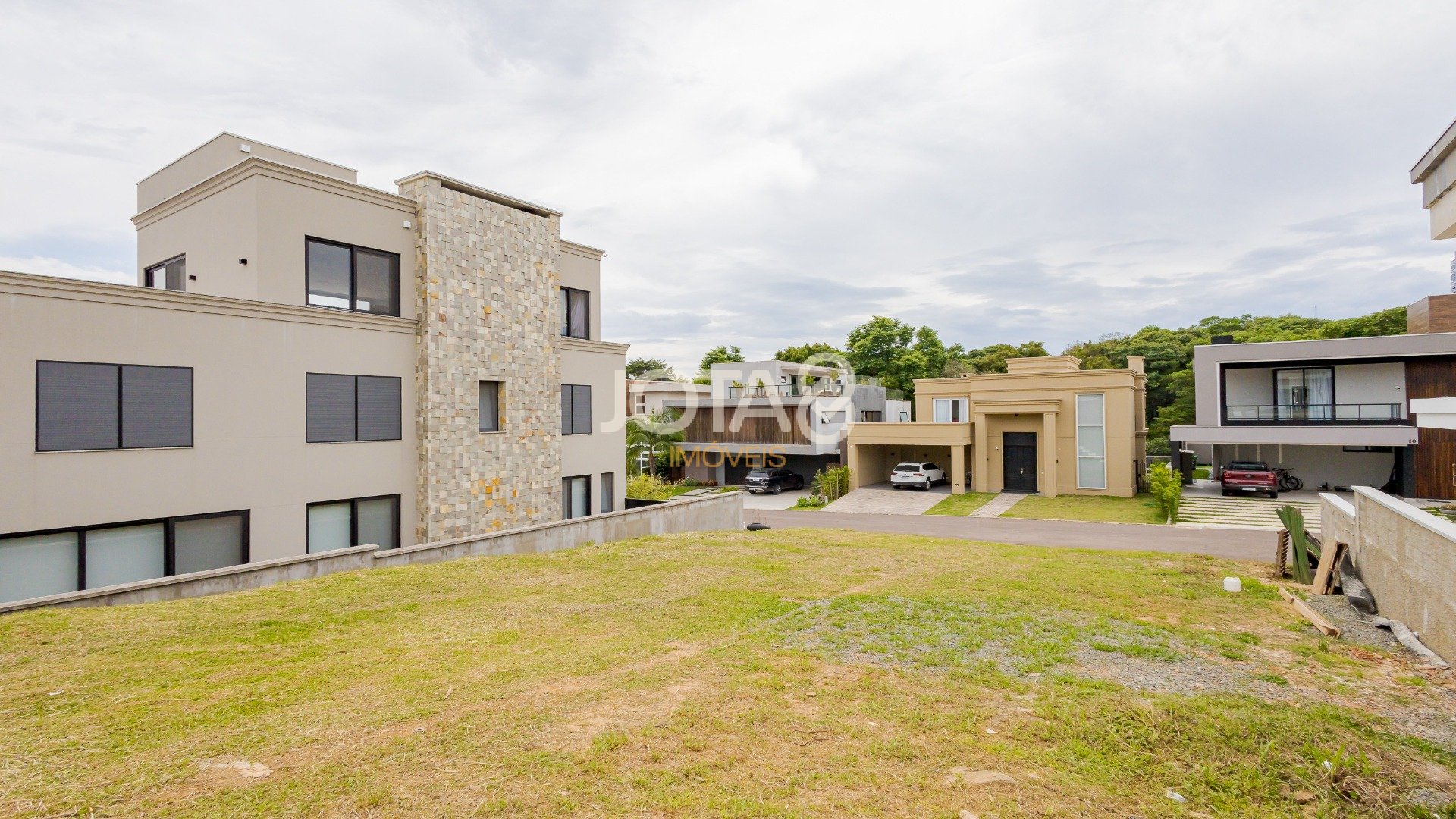 TERRENO EM CONDOMINIO FECHADO NO CAMPO COMPRIDO