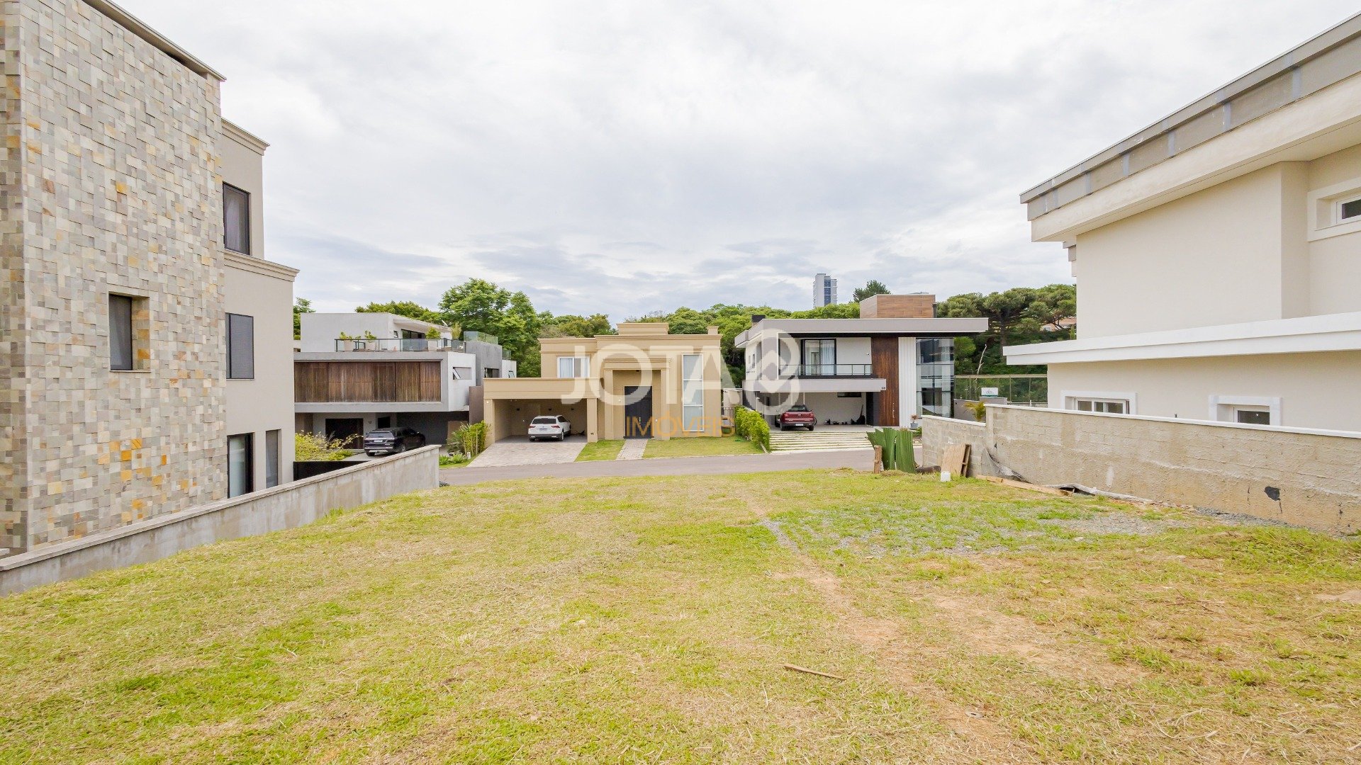 TERRENO EM CONDOMINIO FECHADO NO CAMPO COMPRIDO