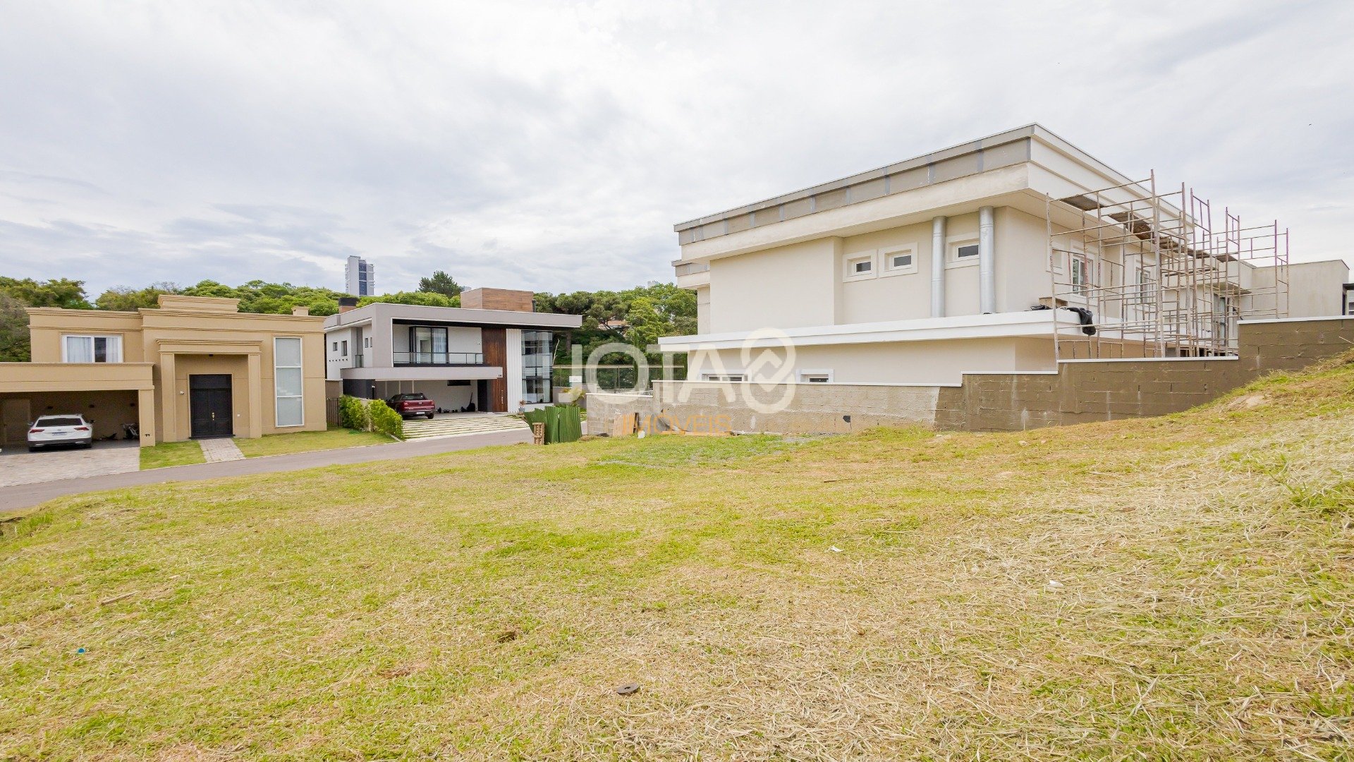 TERRENO EM CONDOMINIO FECHADO NO CAMPO COMPRIDO